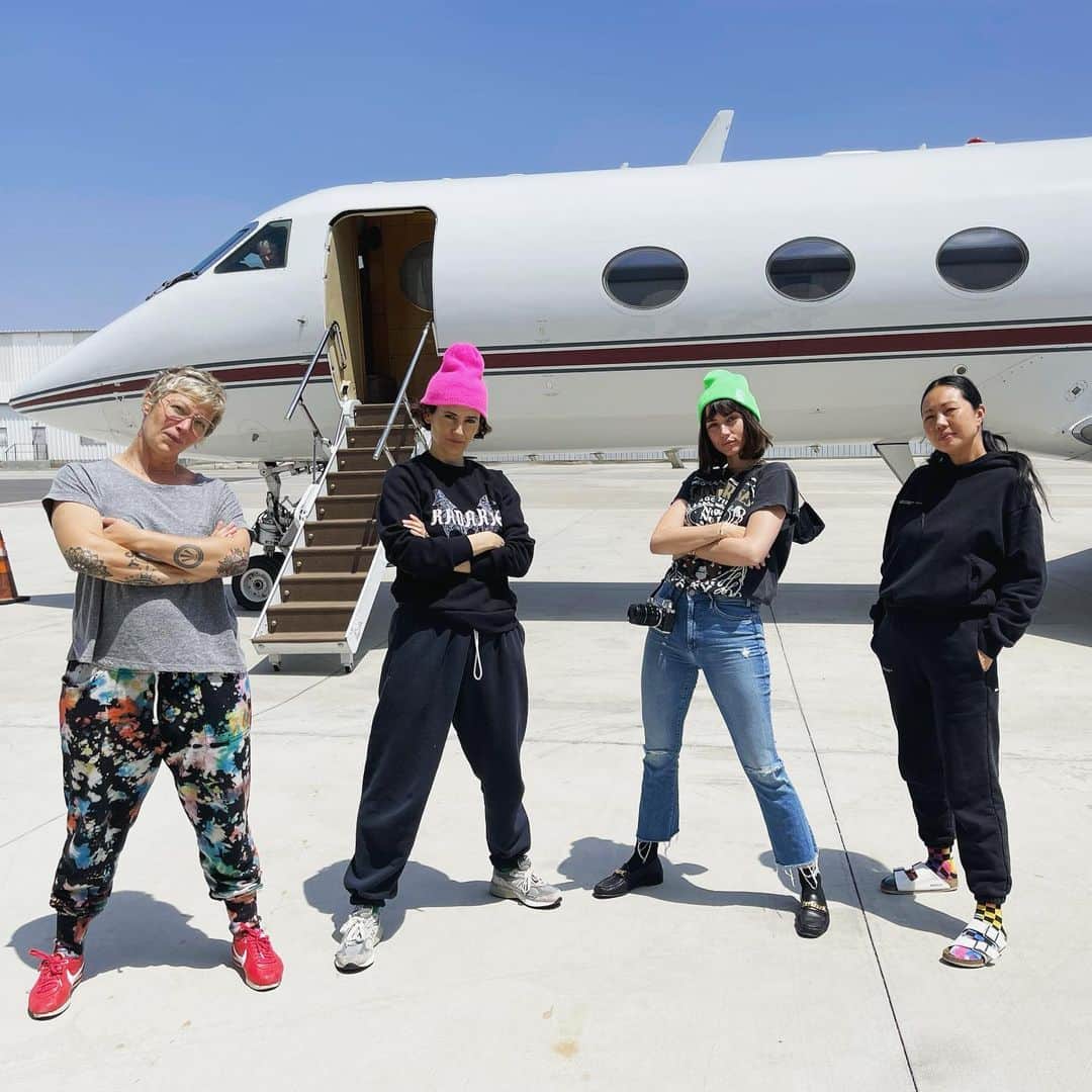 アナ・デ・アルマスのインスタグラム：「My angels 💚🌈」