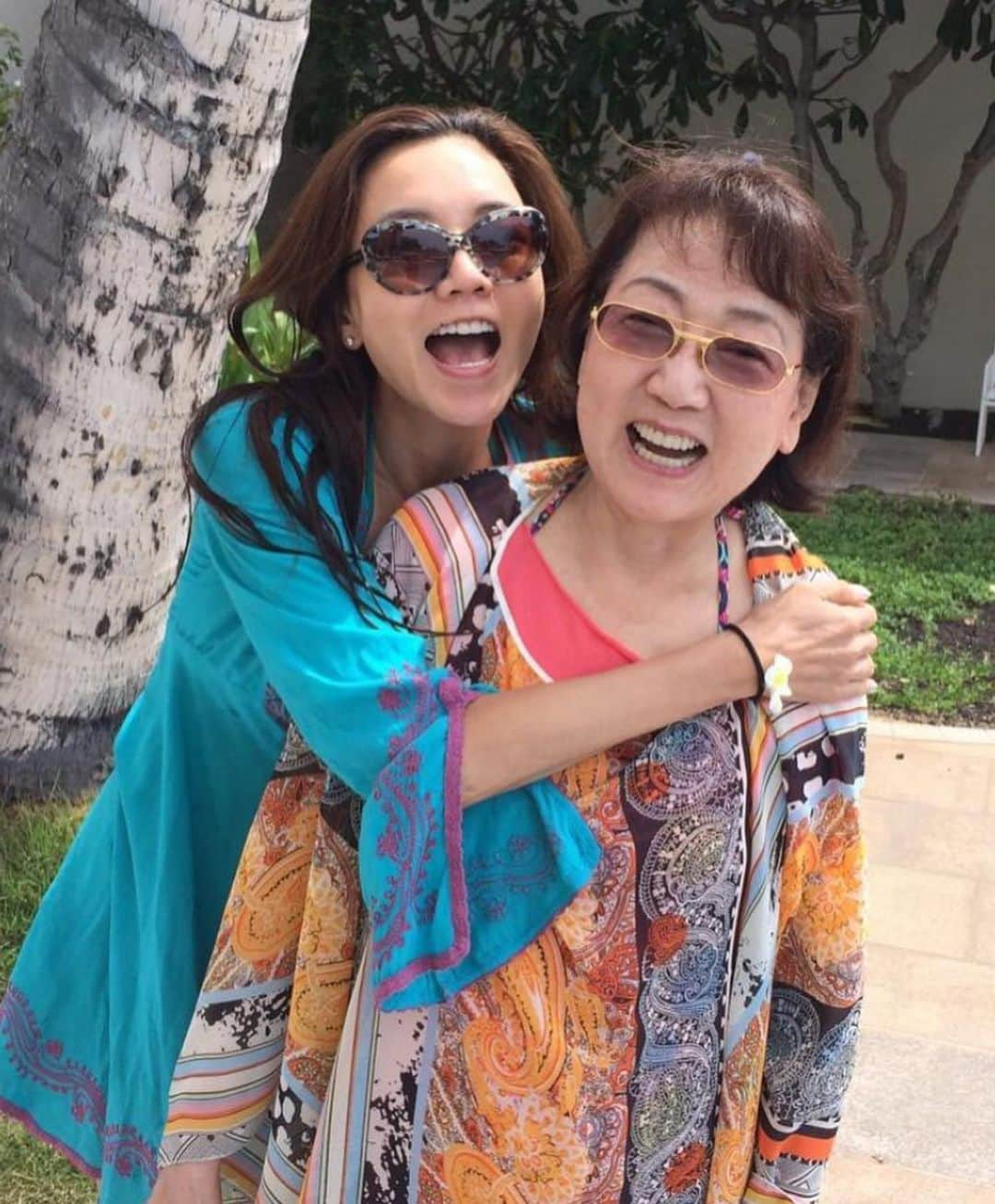 和央ようかさんのインスタグラム写真 - (和央ようかInstagram)「Happy Mother’s Day 👩😍to my beautiful gorgeous mom and all the mothers out there 😊  ハッピーマザーズデー👩😊 いつまでも美しく、ゴージャスな私のママ、そして全てのママへ❤️  #takakoworldstylin🌎 #takakohawaiistylin🏝 #lifestyle#mothersday #母の日#ハワイ#yokawao#和央ようか」5月10日 5時35分 - yokawao0215