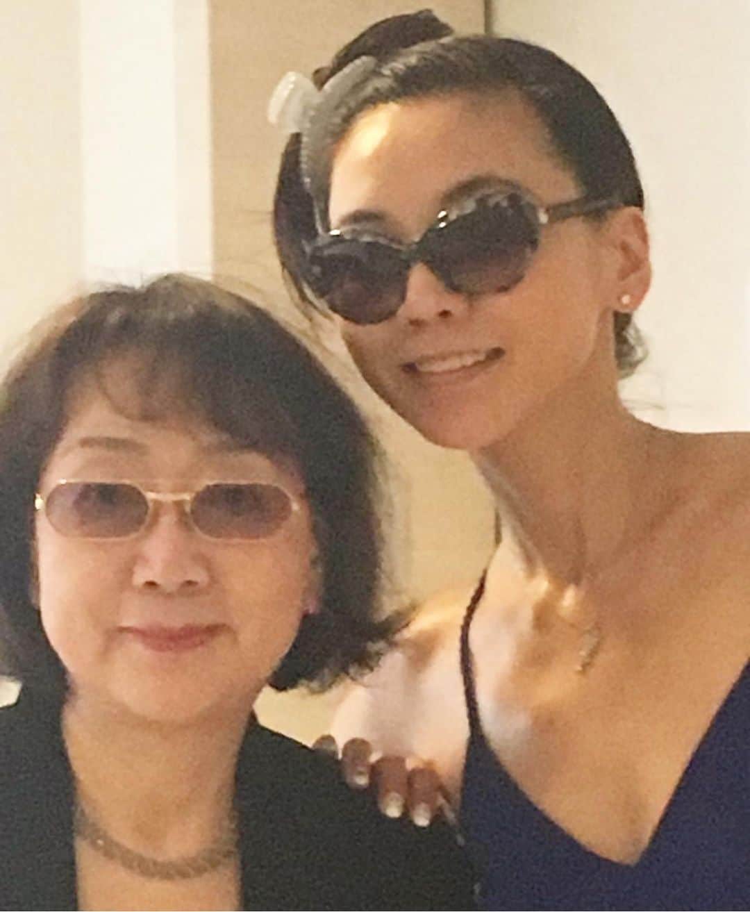 のインスタグラム：「Happy Mother’s Day 👩😍to my beautiful gorgeous mom and all the mothers out there 😊  ハッピーマザーズデー👩😊 いつまでも美しく、ゴージャスな私のママ、そして全てのママへ❤️  #takakoworldstylin🌎 #takakohawaiistylin🏝 #lifestyle#mothersday #母の日#ハワイ#yokawao#和央ようか」