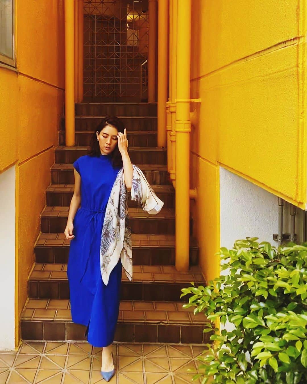 白澤貴子のインスタグラム：「That color combination reminds me of my happy moments at Jardin Majorelle by Yves Saint Laurent in Morocco🇲🇦  全身ブルー気分だった昨日の母の日。  お散歩をしていたら、図らずもマジョレル庭園を彷彿させる配色に。  ディナーは息子の提案で久々にバルコンで。  お腹が満たされたら、これまた彼の演出によってランタンでテーブル下から照らされたドラマティックなチェスタイム(4枚目)を。  派手なことは何もせず、いつもの風景のようなのにどこか特別。 この感じが今の自分にとてもしっくりきて幸せなひとときだったな。  #2枚目が私の小さな頃のパパの顔にそっくりすぎて #母の日だけど父を思い出す #今頃プレゼント美味しく食べてくれてるはず」