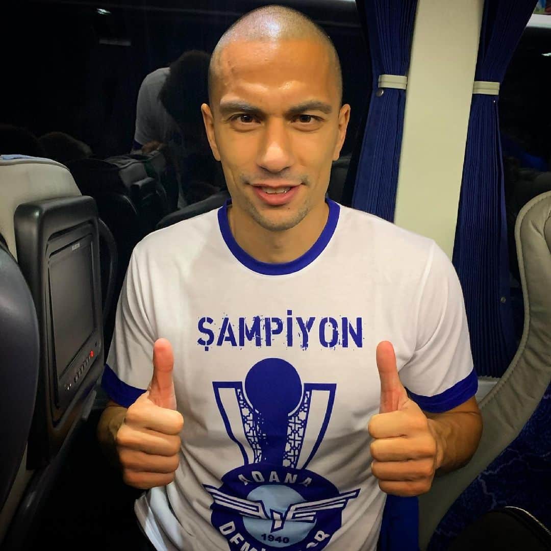 ギョクハン・インレルのインスタグラム：「Şampiooooonnnnnnn 🏆⚡️💙」