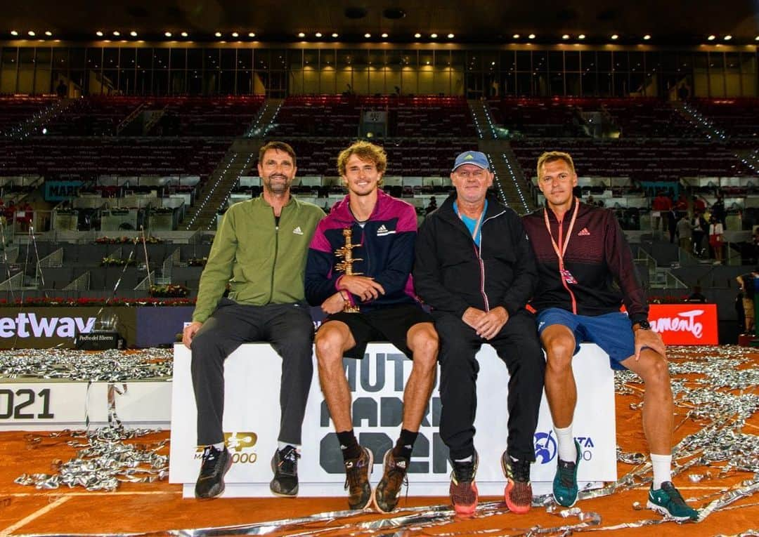 アレクサンダー・ズベレフさんのインスタグラム写真 - (アレクサンダー・ズベレフInstagram)「Caja Mágica - you are my happy place!🤗 Thrilled about winning my 4th ATP Masters 1000 title!🏆   Thank you everyone for the support! Muchas gracias Madrid 🇪🇸 #15」5月10日 6時23分 - alexzverev123