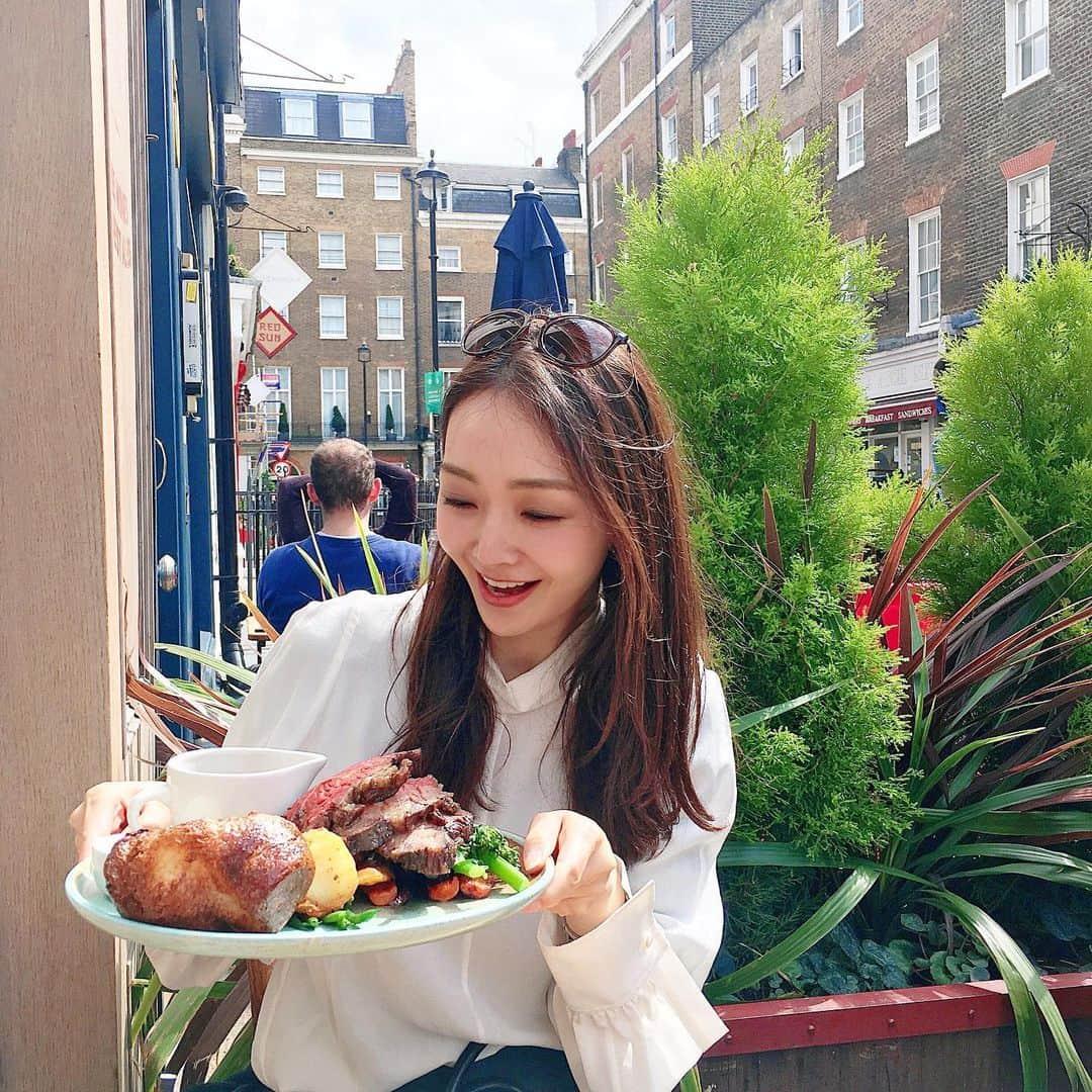 渡辺枝里子さんのインスタグラム写真 - (渡辺枝里子Instagram)「【Sunday Roast🥩🇬🇧🍴】  📍@thegrazinggoat1 (上はホテルになっています🏨)  サンデーローストを探し求めて🇬🇧♫  お天気が良かったので、 日曜日のランチはテラスでサンデーロースト☺️🍴  ローストしたお肉、 ジャガイモに、ヨークシャー・プディング、ファルス、お野菜などの付け合わせとグレイビーソース、  これがイギリスの伝統的なサンデーローストなるもので名前の通り日曜日に食べられる☺️  イギリスに来てからすっかり ホース ラディッシュ(西洋わさび。グレビーソースの隣の白いやつ)にハマってます。  ハンバーガーのお肉も炭火の香りがして美味しかったー♡ * * * * * #london #uk #thegrazinggoat #mayfair #sundayloast #hamburger #londondiaries #londonlife  #ロンドン　#イギリス　#サンデーロースト #メイフェア #ハンバーガー #ロンドン日記　#ロンドン生活 #ロンドンライフ #海外　#海外生活　#渡辺枝里子」5月10日 6時37分 - eriko_watanabe_21