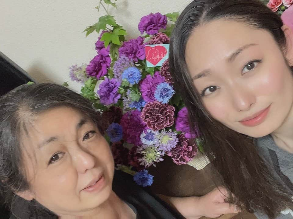 安藤美姫さんのインスタグラム写真 - (安藤美姫Instagram)「😉Happy Mother’s Day😉  My mom is so strong but also have a lots of LOVE💕♥️ Thank you mom with love!!!💕  ♥️💕母の日💕♥️ いつもサポートしてくれる母に感謝です😌😌😌 ありがとう💕  そしてこんな母の日を私にもお祝いしてくれる娘が💕💕💕 いつも私の事を思ってくれる優しいやんちゃな娘にも感謝です🥰🥰🥰 ♥️♥️ありがとう♥️♥️  そして母の日にお互いママになったななと久しぶりに会ったー💕💕💕 ベビーも一緒♥️♥️♥️ お互い頑張ろうね💪💪💪😉💕  ＃母の日 #mothersday  #娘 #daughter  #love」5月10日 7時05分 - miki_m_ando0403