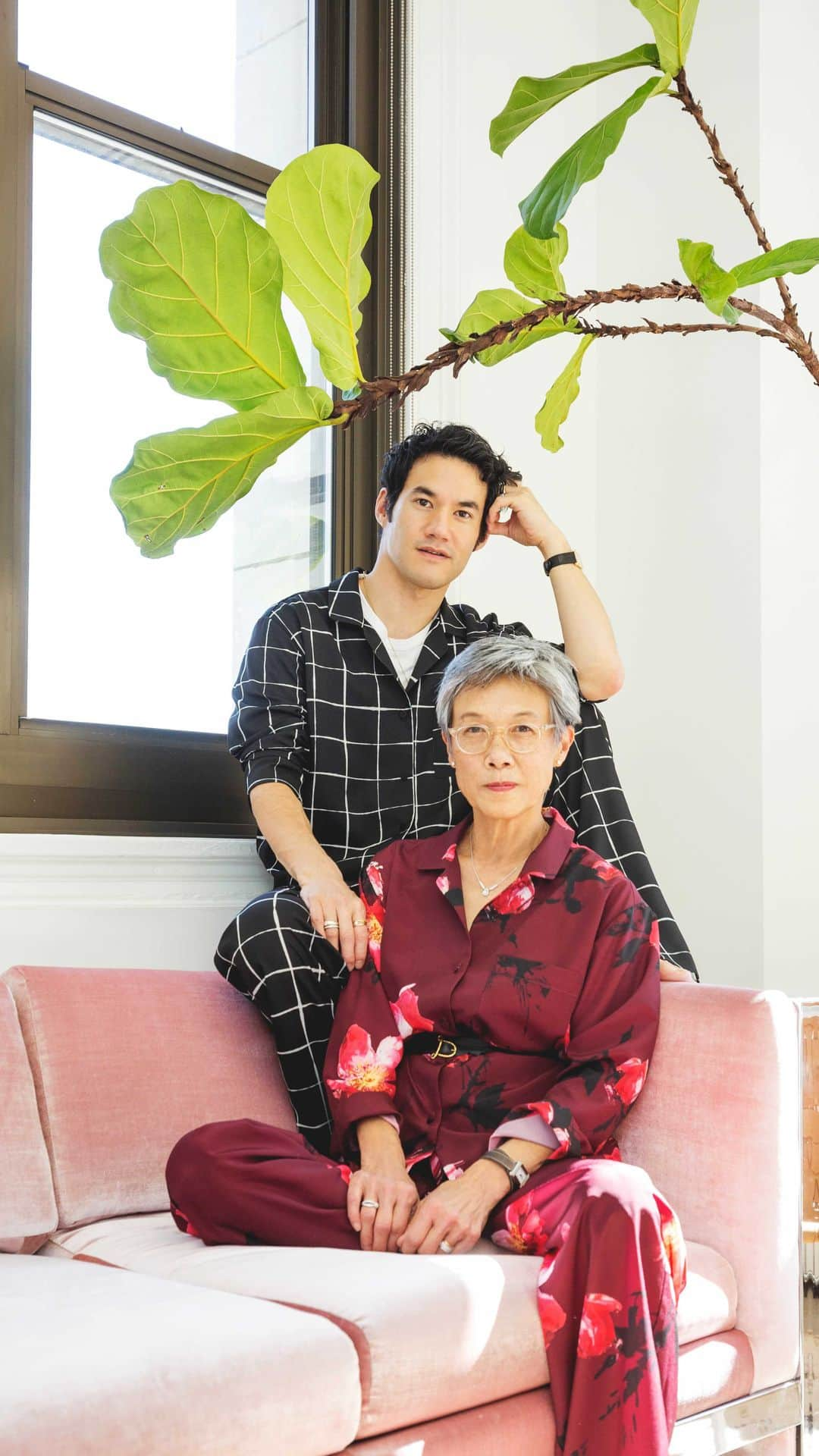 アルチュザラのインスタグラム：「To celebrate Mother’s Day this year, @josephaltuzarra sits down with his Mother, Karen, for an intimate discussion for their inaugural mother and son book club wearing the new upcycled Leisure Collection. We hope you enjoy!  Books Discussed:  “The Vanishing Half” by Brit Bennet @britrbennett  “Klara in the Sun” by Kazuo Ishiguro   #Altuzarra  www.altuzarra.com」