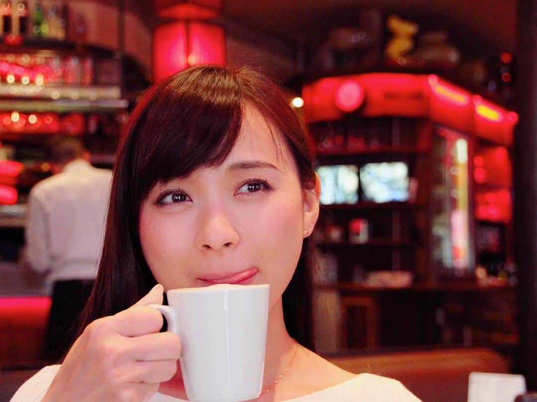 繁田美貴さんのインスタグラム写真 - (繁田美貴Instagram)「*＊ シャキッと気合いを入れたいときも、 ふにゃっとリラックスしたいときも、 どちらの場合も欲しくなる不思議。 毎日、 なんだったら この文章を打ってる時も飲んでいる 大好きなコーヒーのお話です。 牛乳たっぷりのもの、 つまりはカフェオレやラテが好みなのですが、 『珈琲いかがでしょう』を見ていると 青山さんが淹れる珈琲をブラックで飲みたくなります🤤 青山さんの過去も徐々に明らかになり ドキドキ、、今夜も楽しみです🐙✨ #ドラマ  #珈琲いかがでしょう(毎週月曜 23:06〜) #皆さんもいかがでしょう？ #写真はいつかの旅先で #☕️」5月10日 18時16分 - handa_miki