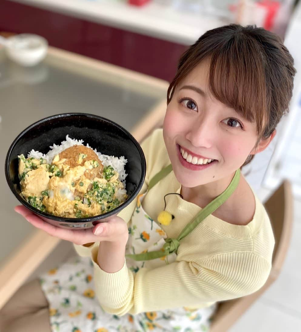 澤井志帆さんのインスタグラム写真 - (澤井志帆Instagram)「.﻿ 2021.5.10﻿ ﻿ コンビニ食品を使った超時短アレンジレシピ🍳✨﻿ ﻿ 例えばコロッケは、そのまま食べてももちろん美味しいですが卵と合わせて違う楽しみ方もできるんです！﻿ ﻿ 忙しい時やあと1品欲しいという時にパパッと作れる簡単レシピ、今週水曜日のまるごとで詳しくお伝えします😊🧡﻿ ﻿ ﻿ #DaiichiTV﻿ #まるごと　﻿ #料理コーナー　﻿ #アナウンサー」5月10日 18時19分 - shiho_sawai