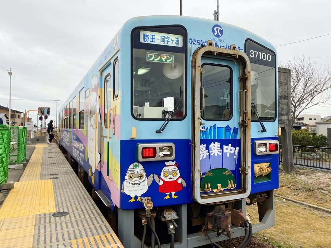 太田唯さんのインスタグラム写真 - (太田唯Instagram)「🚃🌱 . この春から新たに、 鉄道旅番組『鉄道ひとり旅〜女子鉄編〜』に 出演させて頂くことになりました🚃✨  鉄道で巡る女子旅番組。 ローカル線に乗って地方に赴いたり、 その土地のグルメやスポットを、 女子ならではの視点で楽しむ！という番組です🍔  初めてのロケでは 茨城県の「ひたちなか海浜鉄道」に行ってきました！  _____ ●初回放送  5/13(木) 24:30〜25:00 スタート MONDO TVにて ※日付としては金曜日になります 「鉄道ひとり旅 〜女子鉄編〜」 #ひたちなか海浜鉄道 編  ____  私はこれを機に、 鉄道の仕組みについての本を買ったり 勉強を始めてみたのですが 知れば知るほど深くて、面白くて。 これから旅を通してそういうところも肌で感じられたらと思います。  鉄道ファンの方はもちろん、 これから一緒に楽しんでみよう！と思ってくださる方にもぜひご覧いただきたいです😊  写真は縁起がいいと言われている 「勝田〜金上」の縁起切符。🎫  これから宜しくお願い致します！  #鉄道ひとり旅  #女子鉄 #鉄道写真 #鉄道の旅 #女子旅 #ローカル線 #茨城観光 #trainphotography #japantravel #見習い鉄道女子 #縁起物 #撮り鉄」5月10日 16時51分 - yuiohta.official