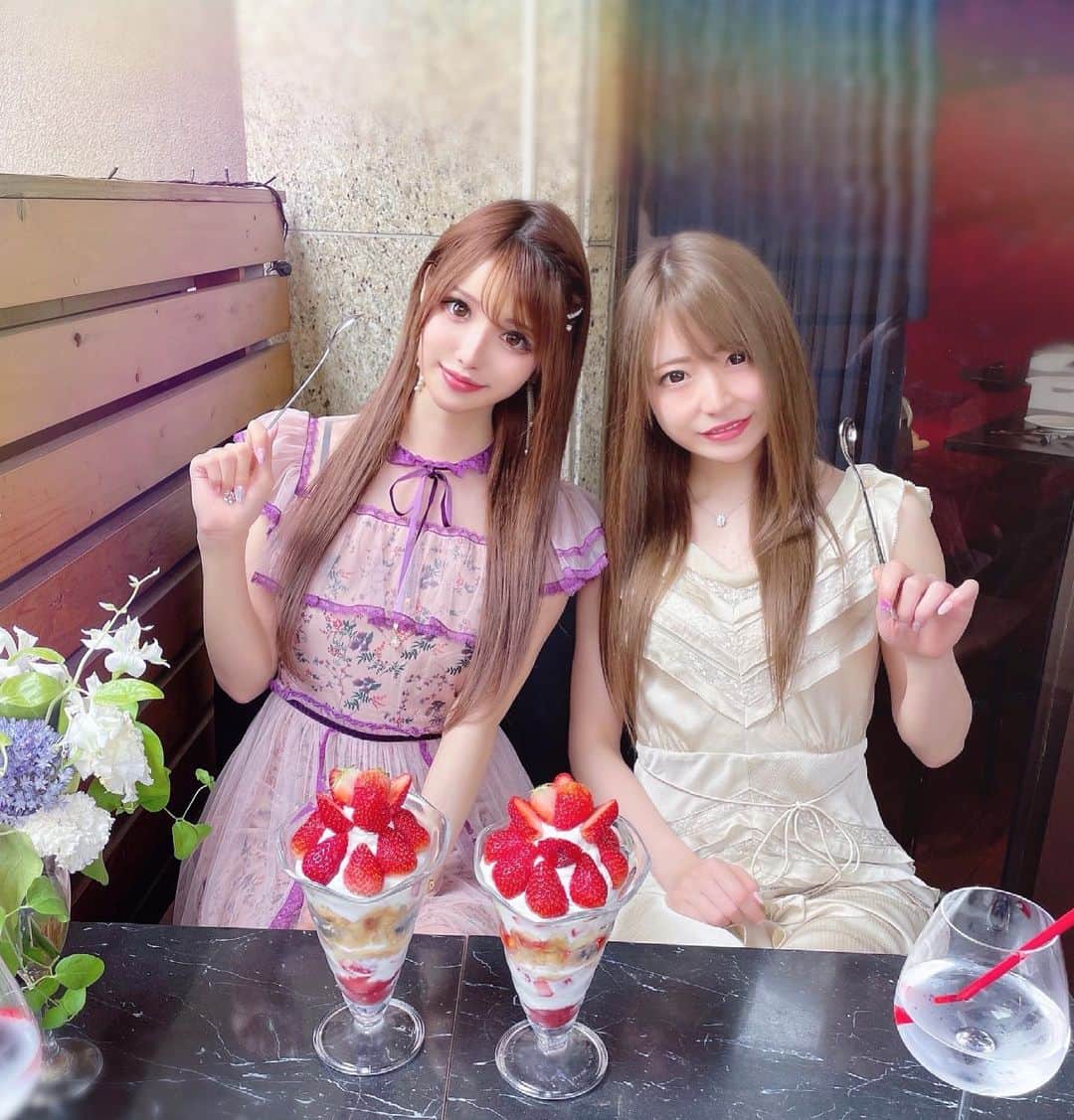 のインスタグラム：「ここたんとパフェ〜🥰💕🤍🏹  @azabu_ciccio 🥂𓂃◌𓈒𓐍  去年の夏ぶりにお出かけできて嬉しかった〜🤍🕊  またコロナ落ち着いたらみんなで旅行とか行きたいな〜🌷𓈒𓂂𓏸  #テラス席 #麻布十番#麻布十番カフェ #パフェ#いちごパフェ#昼活」