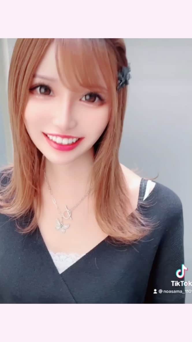 のインスタグラム：「sucredouceurコーデ🤍🏹  薄手ニットが今の時期丁度良くて1枚でお出かけ出来てとってもいい！🧸𖤐⡱ スカートもウエストゴムだから楽ちんだし色も合わせやすくてめっちゃ着てるよ.･🥰💕🌸  おすすめ〜♪  @sucredouceur_official 💕  #sucredouceur#コーデ#着回しコーデ #シンプルコーデ #ヘビロテ」