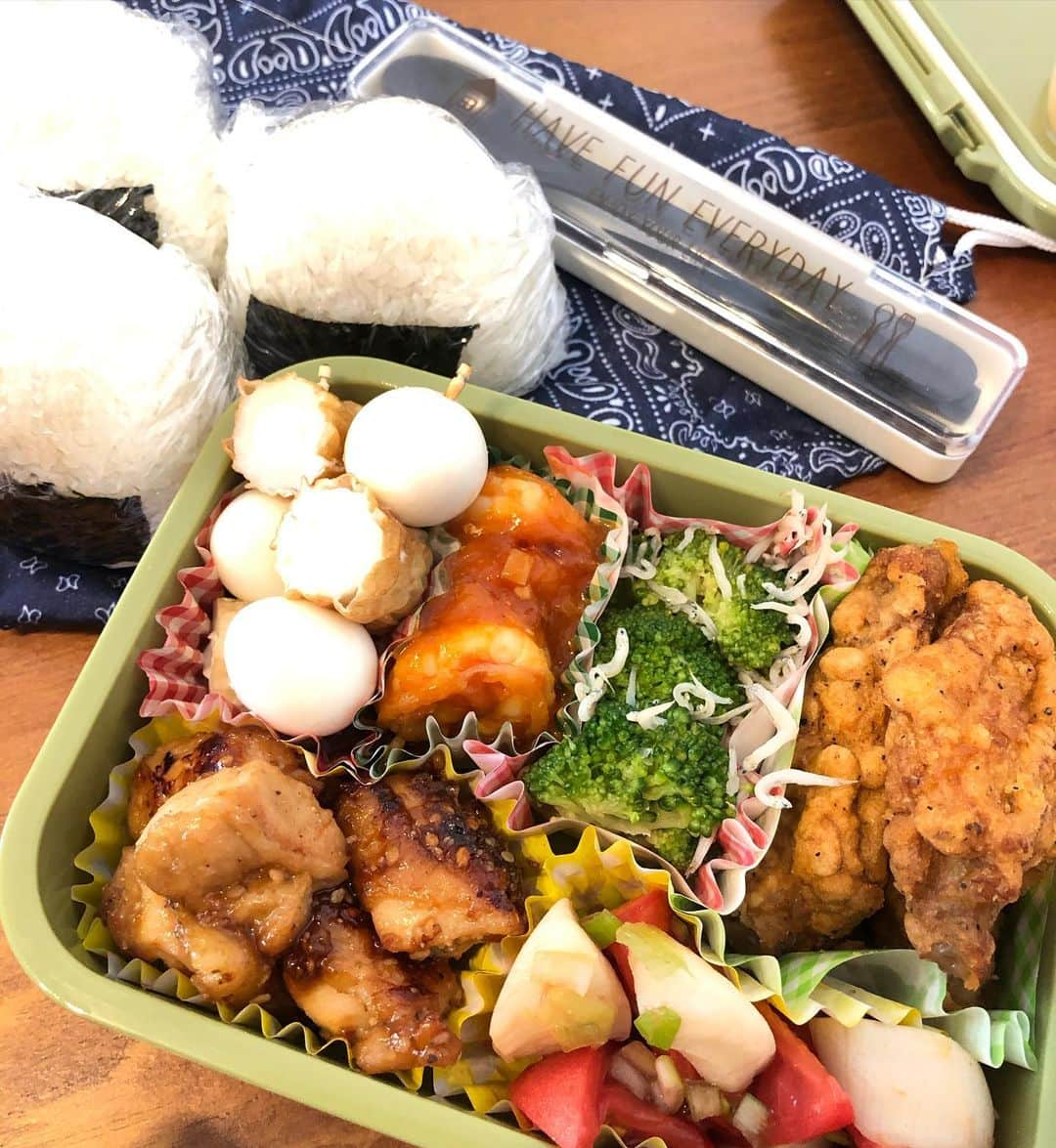 神咲詩織のインスタグラム：「・ ・ ・本日のお弁当🍽👨🏽✨ ・ ・ ・竹輪クリームチーズ&うずらの卵 ・エビチリ ・ブロッコリーとしらすの麺つゆ和え ・チキチキボーン ・鶏もも肉のゴマ醤油ダレ焼き ・ホタテとトマトの長ネギ中華和え ・おにぎり3種(鮭、海苔の佃煮、まぐろ昆布) ・ ・ ・ ・急遽30分でおべんと作る事になったのであり物で🤣 ・ ・ ・彩りもちょと不満ですが仕方なしwww ・ ・ ・それではちょいとお出かけしてきます✨😁 ・ ・ #居酒屋こあら #おべんとこあら #お弁当 #自炊 #👨🏽」