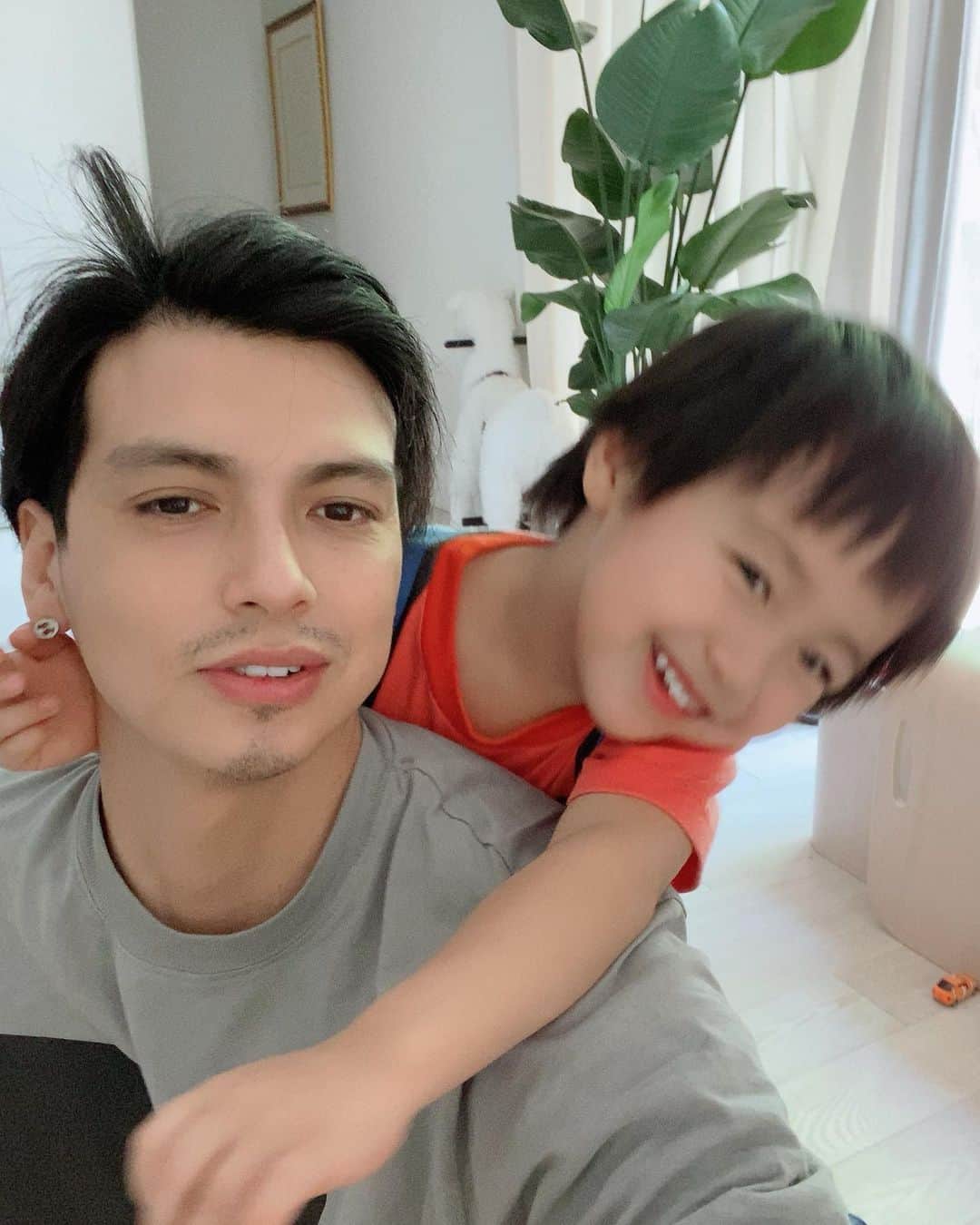 アレクサンダーのインスタグラム：「ニコニコ❤️甘えん坊おちびだよん」