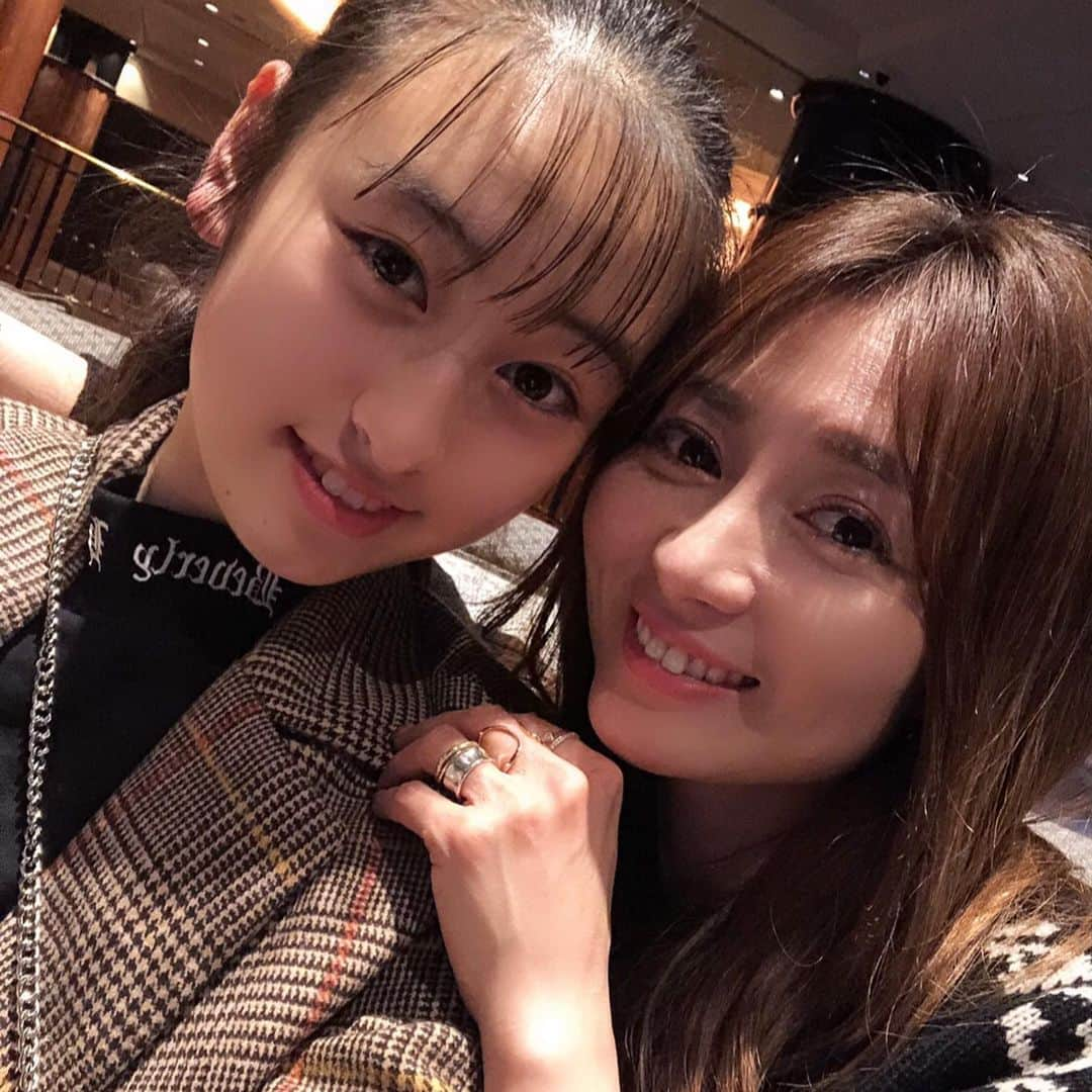 新山千春さんのインスタグラム写真 - (新山千春Instagram)「✨母の日🤱✨  母の笑顔と娘と笑顔😍 　大事な人たちが 　笑ってることが 幸せな母の日でした🤱  もあは 韓流メイクを やってくれたり、、 Tシャツをエコバッグにいれて レターセット！ 色々プレゼントしてくれた。  #もあの母で幸せだ #14歳の母  #母の日 #カーネーション #新山千春」5月10日 9時22分 - chiharuuu_0114