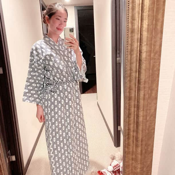 May Pakdee メイ パクディさんのインスタグラム写真 - (May Pakdee メイ パクディInstagram)「Trying out @thebarntokyo nightgown 😉🧖🏻‍♀️. My favorite pattern in dark blue & white 🙈 ( peanut seems to be interested ) . . .  #Yukata #thebarntokyo #boutiquehotel #tokyo #ザバーン東京」5月10日 9時49分 - maypakdee