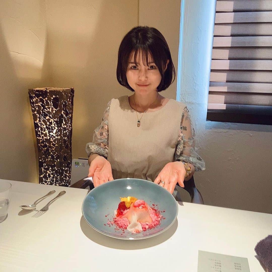 藤田りえさんのインスタグラム写真 - (藤田りえInstagram)「***﻿ 少し遅くなったけど、結婚記念日のお祝いランチをしてきたよ。﻿ ﻿ 昨年と同じくレミレジムの個室にて。﻿  初めて訪れた時に、味はもちろん﻿ シェフの遊び心、決して派手ではないけど華やかな食材の演出、もう全てに感動して♡﻿ ﻿ 今回は緊急事態宣言を受けてアルコールの提供はなく（ ; ; ）﻿ それがちょいっと残念ではありましたが(個室だから飲みたかったなー)それでも大・満・足！﻿ ﻿ pic1﻿ デザートは﻿ 求肥の中に石垣島のピーチパイン、アイス、甘くないヨーグルトを包んだパイが。﻿ ベリーのソースをかけてくださったよ。 ﻿ pic2﻿ この日のメニュー…ではなく食材が記されているのみ。 これがどうやって表現されるのかワクワク。﻿ ﻿ pic3﻿ 料理たちをまとめて！まとめたんかい。﻿ ﻿ 小肌をトマトバゲットの上に乗せて握りふうにしていたり。﻿ ﻿ ウニの器の中にはキャビアとボタンエビ、うに、あわびが！スタメン勢揃いやないか。﻿ ﻿ ホタテのソテーにはベルモットのソースと貝柱のお煎餅。﻿  ナポリタンといっても、喫茶店では出てこないような、トリュフがこれでもか！というくらいにかかった高級ナポリたん笑♡ ﻿ お肉は、経産牛を低温でじっくりローストしたもの。変な脂分もなく適度な噛み応えもあって美味しかった！﻿ ﻿ pic4﻿ 結婚記念日と夫のお誕生日祝い、いっぺんに笑﻿ ﻿ pic5﻿ なぜかまたデザート(*´∇｀*)ｷｬ﻿♡ 抹茶とチョコだった！甘さが絶妙。﻿ ﻿ pic6﻿ おすましりえたん。﻿ 食べられません。噛み付きます笑 ﻿ ﻿ 次回訪問は秋の予定♡ 待ちきれなくて行くかもしれないけども。 ﻿ ﻿ ﻿ #藤田りえ #アナウンサー #フリーアナウンサー #アナウンサー藤田りえ #願いは叶う #レミレジム #フレンチ #結婚祝い #アニバーサリー #アニバーサリーランチ #팔로우미　#셀피그램」5月10日 9時52分 - rie_fujita.ana