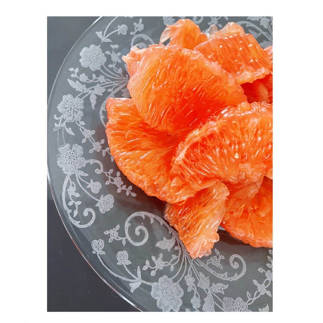 望月理恵さんのインスタグラム写真 - (望月理恵Instagram)「グレープフルーツって昔は 半分に切って グレープフルーツスプーンで 食べてましたが、、、  剥いたほうが食べ応えあるし 断然美味しいと思います。笑笑  ガラスのお皿 アンティークです。 手彫りなのかな。レースのように 美しいお皿、、 ただ、詳しい情報はわかりません😂  #グレープフルーツ#スプーンで食べてましたよね #砂糖かけて食べてました笑笑 #アンティーク#もち器 #ガラスのお皿 #涼しげです」5月10日 10時13分 - mochiee28