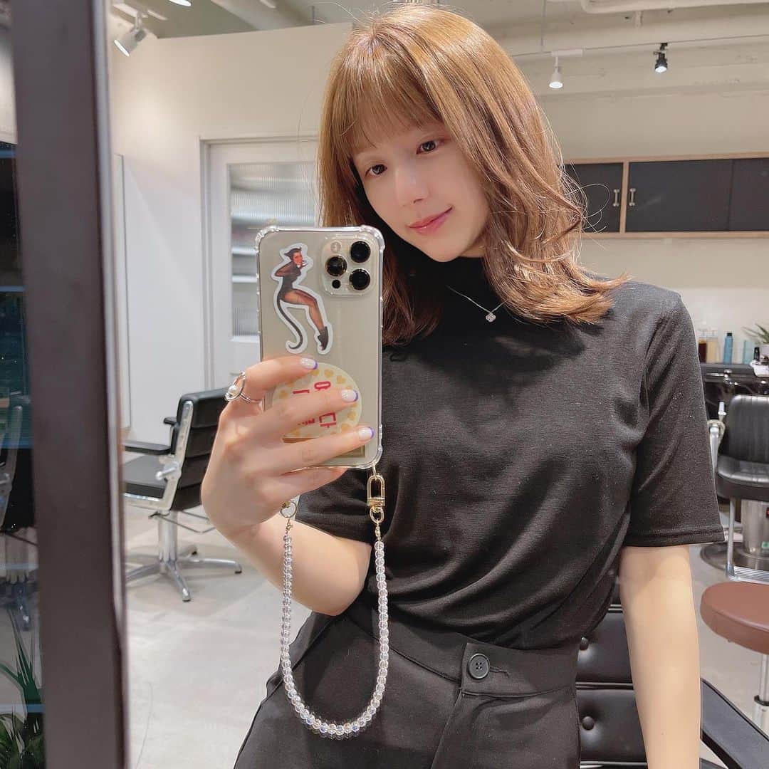 ひよんのインスタグラム：「💇‍♀️🌈 ㅤㅤㅤㅤㅤㅤㅤㅤㅤㅤㅤㅤㅤ 髪の毛切ったの好評で嬉しい💓 やっぱり前髪ありの方が好きって声が多い気がする😆✨ 質問おおかったのだけど、 この時のトップスは @9unq.official の ハイネック垢抜けトップスの黒を着てたよ❤️ 半袖ハイネックだいすき💯👏 涼しい生地だからこれからでも沢山着れる☺️ 5,6枚目で着てるのも白の方だよ🤍 ㅤㅤㅤㅤㅤㅤㅤㅤㅤㅤㅤㅤㅤ 16日までのセールにも対象アイテムだから、 チェックしてみてね😆🌈 ㅤㅤㅤㅤㅤㅤㅤㅤㅤㅤㅤㅤㅤ #ひよん #ひよん服」