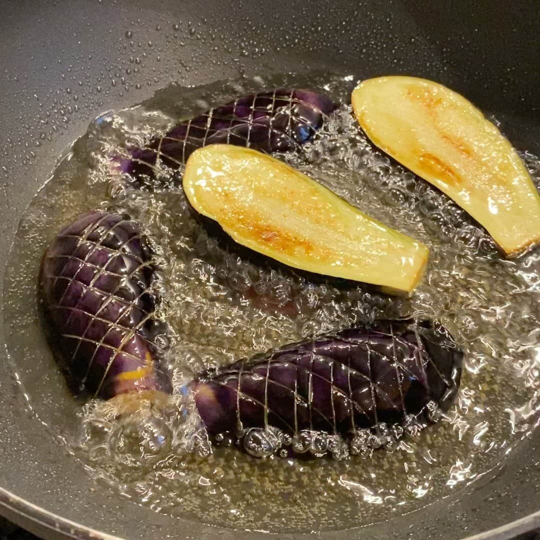 のインスタグラム：「My favorite!! Fried eggplants in savory sauce! 大好きな茄子の揚げ煮❤️  #eggplantdish #japanesefood  #なす  #揚げ物」