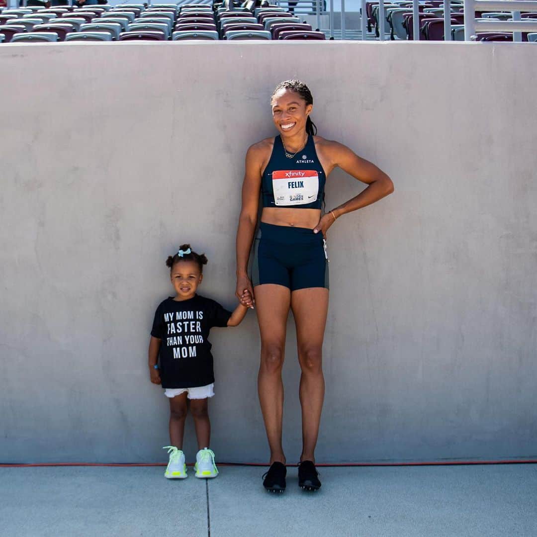 アリソン・フェリックスのインスタグラム：「It was a work day for this Mama!🏃🏽‍♀️Blessed to spend Mother’s Day in one of my happy places with my daughter and mom💕  Happy Mother’s Day to all of the incredible women who mother in all different ways. I hope you felt all the love today!🌷Xx  📸: @jeffcohenphoto」