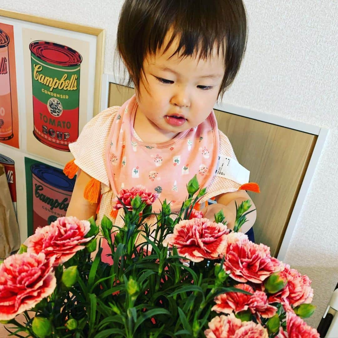 木下あゆ美のインスタグラム：「母の日は、家事はほぼ主人がやってくれました。　お花貰ってお寿司食べて、ケーキも食べて。ゲームもらって、母の日サイコー！！😳  次男は幼稚園で作った鏡付き小物入れを金曜日に持って帰ってきて、そのまま貰いました。  夜寝る時に、「ねーね。今日って、母の日だよ。お母さんに感謝する日なんだって。R（長男）はさ、何かお手紙とかなんかないの？」　　 「え？じゃ段ボールある？新しい何も書いてないやつ。今日段ボールで作るSwitchの作り方見たから、作ってやるよ。」（おいおい、作ってやるよってw別に何か欲しいわけではないのよw)  そのやり取りを聞いていて次男は、「あぁ、鏡のやつ今日渡せば良かった〜！！」（今日かどうかが問題では無いのよw)  我が家はこんな家族ですww  #母の日　#パパが頑張る　#息子たちは興味なし　#バイオハザード貰ったw  #怖くてなかなか進まない　　 #biohazard」