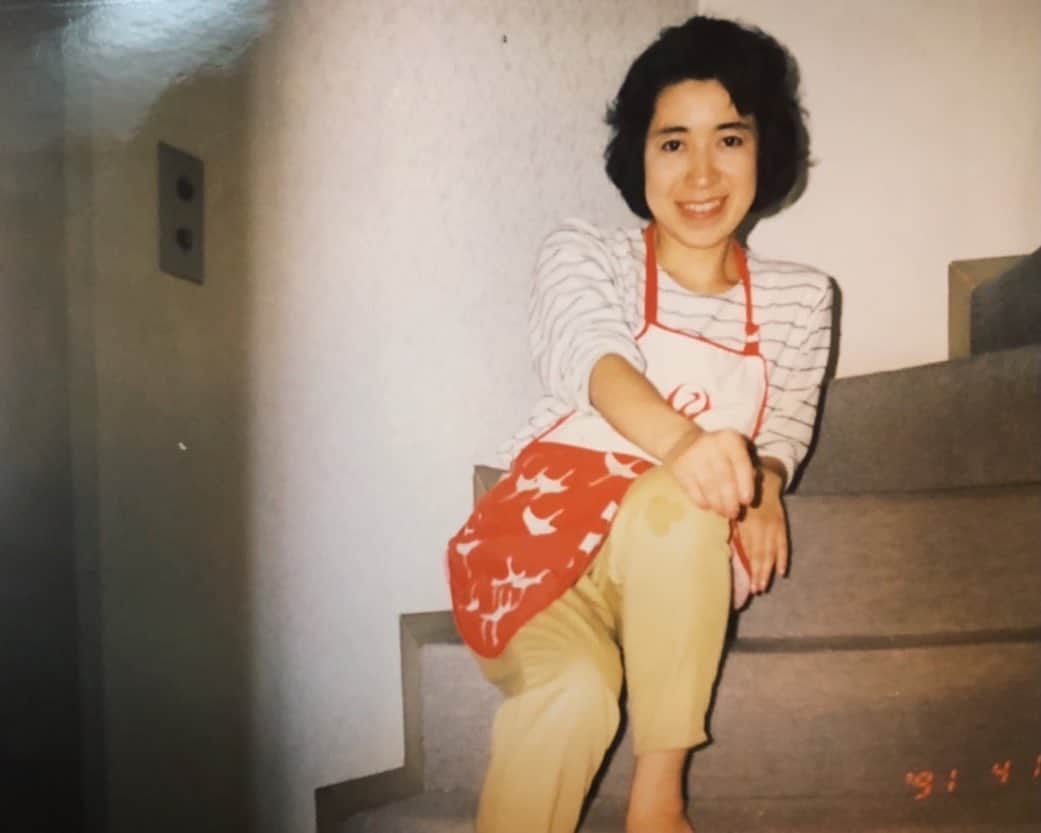 のインスタグラム：「Happy Mother's Day❣️  なんて言葉にしたらいいのかわからないくらい、とにかくすごいママ。  パパもわたしたち兄弟もついていけないくらいエネルギーと愛に溢れてて。  いくつになっても可愛くて、みんなに愛されて、近所の人たちも世界中の人々もみんなママのことを愛してる。 たぶん、地球にも愛されてる🌷🌿🌏  如何なる瞬間もたっぷりの愛情で包み込んでくれてありがとう。  ママに何かを否定されたり反対されたり怒られたことは今まで一度もないけど  ここぞ、という、人生の岐路にドンピシャでかけてくれた言葉の数々はすべて、今でもずっとわたしを支えてくれていてわたしの宝物です。  これからもずっと健康に、ママの人生を謳歌してね❣️  この前、孫が「mommyって永遠のTeenagerだよね」って言ってましたよ。」