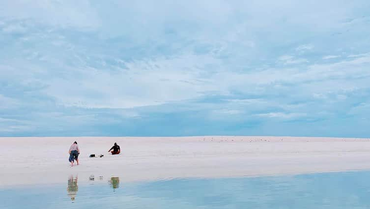 朝日放送「朝だ！生です旅サラダ」さんのインスタグラム写真 - (朝日放送「朝だ！生です旅サラダ」Instagram)「@ennayamashiro インド洋に面し、半島と島に囲まれた湾、#シャークベイ 🌊 大きさは青森県と秋田県を合わせたぐらい🙏🏻💭 海水濃度が通常のほぼ2倍あるんだそうです🧂 VTRでは映りませんでしたが、貝殻でできた #シェルビーチ はとても有名です🐚✳︎ _ #貝殻でできたビーチ #真っ白なビーチ #SharkBay #世界遺産 #青色のコントラスト #西オーストラリア #Australia #オーストラリア　 #世界でひとつのオーストラリアマップ _ #ABCテレビ #朝日放送テレビ #朝だ生です旅サラダ #旅サラダ #旅サラダガールズ #山代エンナ #イラストレーター #海外 #旅 #travel #trip」5月10日 12時24分 - tabisalad