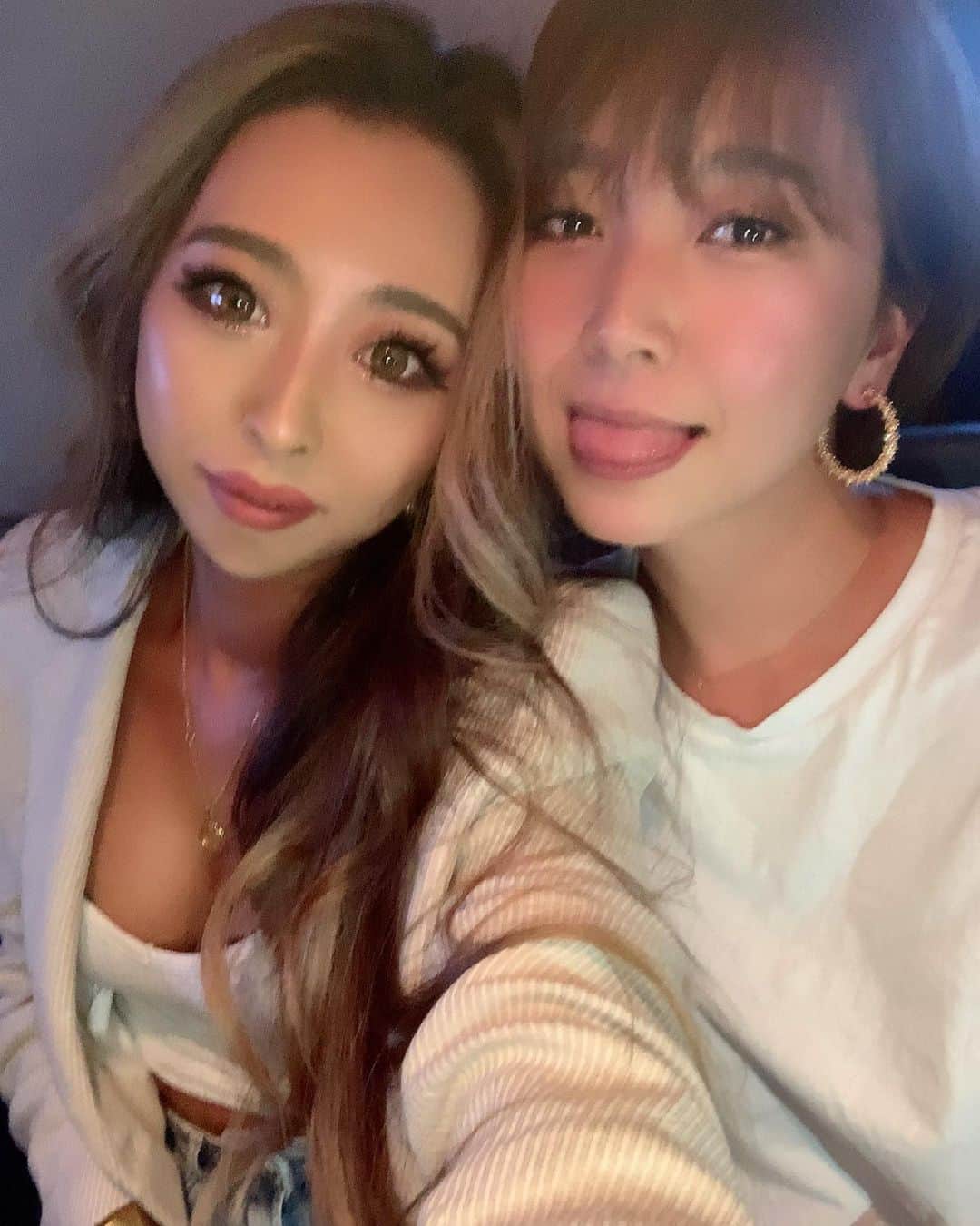 まあーか（まかたん）のインスタグラム：「. 生意気ですが🐶 可愛がってくれてありがとぱいせん👭💕 .  #selfie#黒肌 #instagood #follow  #冬コーデ#海外ファッション#ootd#セルフィー#エステ#黒ギャル #トレーニング #尻トレ #眉アートメイク #エステ#美肌ケア#美容#サロン#カラコン#バレイヤージュ#ホワイトコーデ #韓国メイク#韓国コスメ#ダーマペン#地元ノリ#らぶ案件」