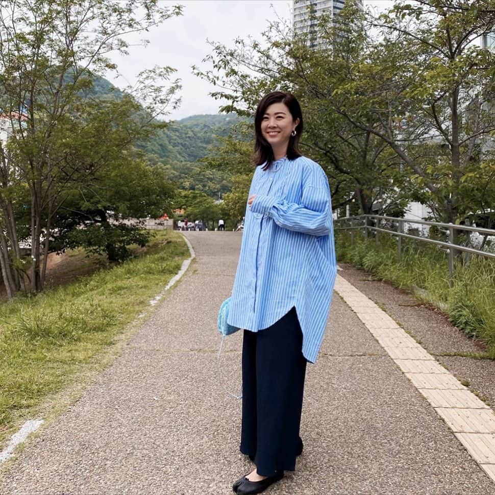 urakoのインスタグラム：「💙💙💙 . 公園やお家での リラックススタイル😆 . . タキシードヨークロングシャツ × プリーツワイドパンツ . #MACHATT #maisonmargiela  #bottegaveneta  #newbottegaveneta」