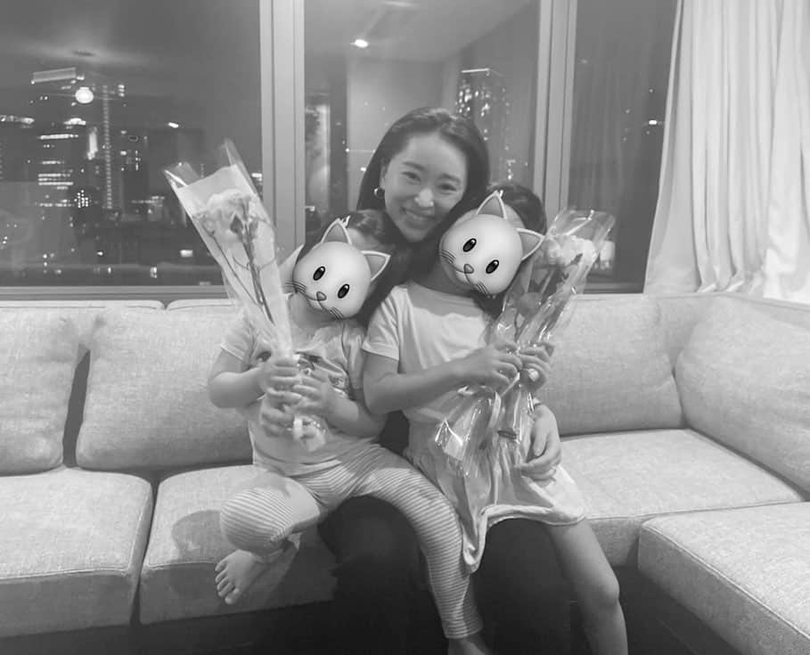 のインスタグラム：「「まま、いつもいっぱいありがとう」 って言いながらお花をくれました🥺  それはこちらのセリフです。 毎日たくさんの愛情をありがとう。  そんなにかわいくてありがとう。  最近は、 「まま、忘れ物ない？」 「駐車場のナンバーみた？」 「そんなことで怒らないの」 「また急いでる」 「それはあとにしたら？」  いろいろ娘たちに言われることが増えてきました。 母がこんなんだと、子供達はしっかり育つのでしょうか。  頼もしいです。  母だから完璧なわけじゃない。 そんなわたしは最近もう、 娘たちに言われたことを、とにかく素直に認めてしっかり謝ったり、 なんでも正直に話す、という、 当たり前のことなんだけど、 子供扱いせずに向き合うことや  困った時は彼女たちにシェアをして一緒に考える、というスタイルに変えました😂  授かった、お預かりしたいのち。 こんなわたしが人を立派に育てるなんて、なんておこがましい。  敬意と愛情をたっぷりに、一緒に育ちます♥︎  次女を妊娠したとき、双子のもう1人のベビーを流産して、自分を責めていたときに「子供はママを守りたくてうまれてくるんだよ」 って言われたの。  それを思い出すたびに、ほんとに本当にそうだなぁって、 何十回も思ってきた。  ありがとう、は、やっぱりこちらのセリフです♥︎  ＃母の日はメイクしておこう 毎年思うのに学ばない」
