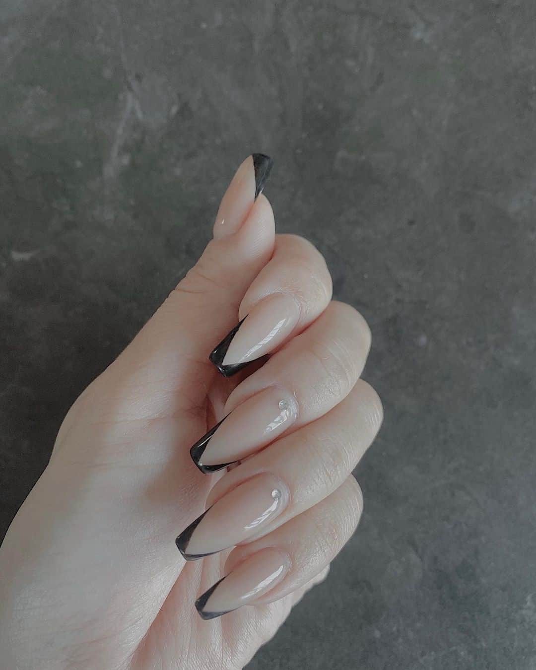 小原優花のインスタグラム：「今のネイルはめずらしく黒フレンチです🖤💅🏻 シャープな形のフレンチで飽きのこないシンプルおしゃれ！🥰✨  今回もelle nail新宿店《 @ellenail_shinjuku 》さんです♡🥺  フットはホワイトに薄くオーロラをかけて、ブルー系のマーブル柄のニュアンスにしてもらいました💎🦋🤍💙 ゴールドが映えて可愛い🤤✨  ご予約はホットペッパーbeautyからがお得です🙆‍♀️💕  ▼elle nail 新宿店 @ellenail_shinjuku  渋谷店 @ellenail_shibuya   いつも本当にありがとうございます🙇‍♀️💓  #nail #ネイル #ジェルネイル #ellenail #フレンチネイル #フットネイル」