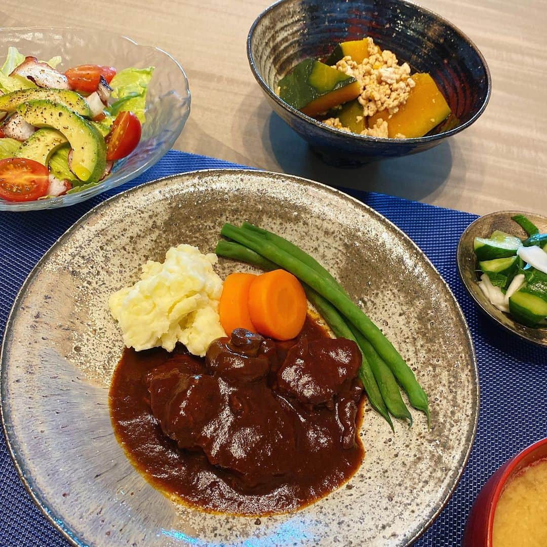 加護亜依さんのインスタグラム写真 - (加護亜依Instagram)「本日は　@mikatagama の素敵な和食器を使ってみました💕 手作り作品でどれも本当に素敵っ！  今夜は牛すね肉の赤ワイン煮込みに。 マッシュポテトと人参、インゲンを添えて✨ あとはカボチャのそぼろ煮とタコとアボカドサラダ でしたー！  すね肉は、すりおろし玉ねぎと赤ワインに３時間漬けてから煮込んだので柔らかくて美味しかった🥰  毎晩献立に迷うー😭 あいぼんおすすめレシピをYouTubeで撮る予定です♥️  #おかわりぼん飯 #食器好き」5月10日 18時25分 - ai.1988kg