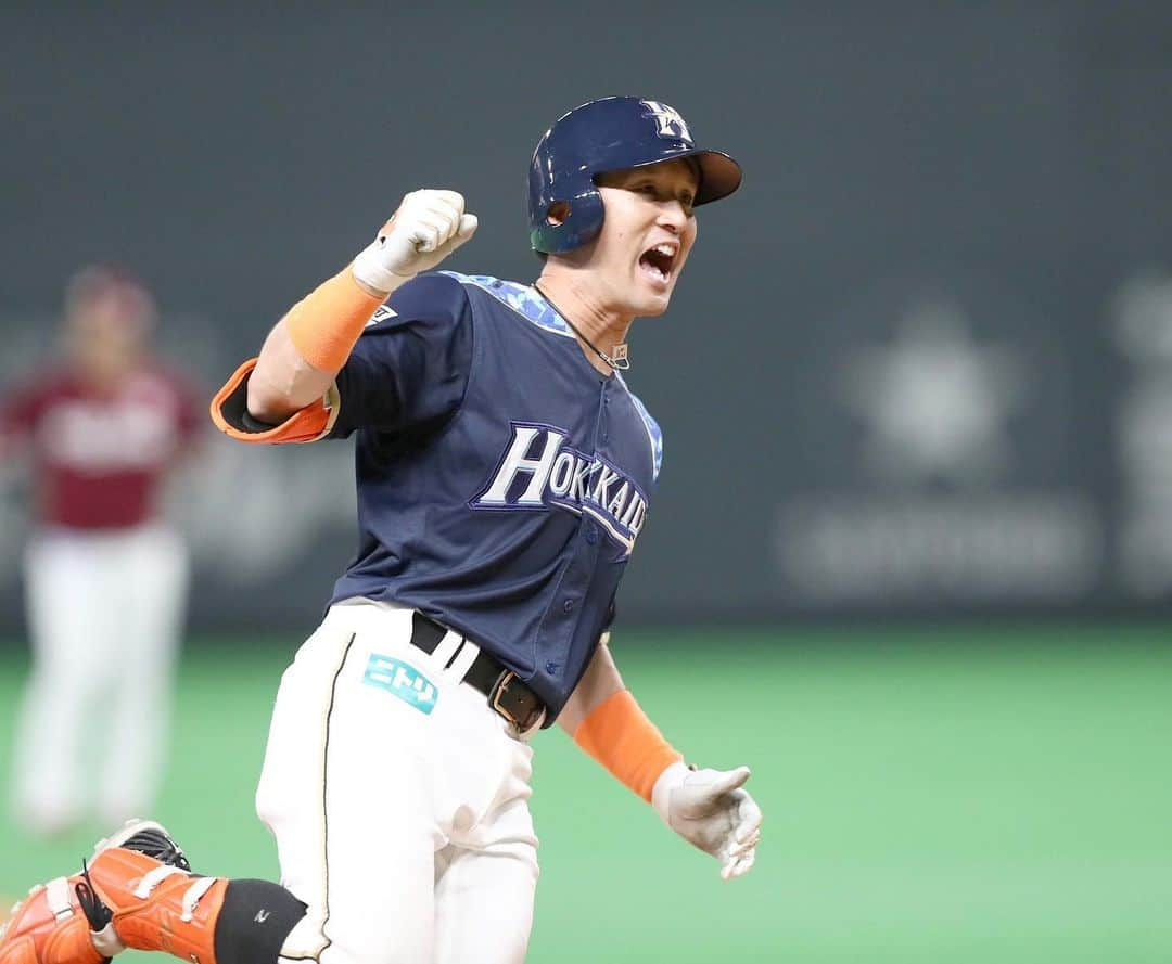 杉谷拳士さんのインスタグラム写真 - (杉谷拳士Instagram)「野球が出来る喜び⚾️ 今、感謝の気持ちでいっぱいです。 本当にありがとうございます。 ⠀ チームとしての活動を再開させて頂き、 ファンの皆さんとまた元気に会えたことが 何より嬉しかったです😁 たくさんのパワーを貰いました。 ⠀ 『前に進もう‼︎』 栗山監督がよく口にする言葉です。 僕達は、前を向いて闘っています🔥 北海道はもちろん、全国のファンのみなさん、 今を頑張る全ての人が、明るく元気に過ごせるよう 僕も泥臭く、前のめり全力プレーでエールを送ります‼️‼️  明るい未来を信じて、前に進みましょう！  #心ひとつに #前のめり #無我夢中 #根性 #魂  #医療従事者 #エッセンシャルワーカー の皆さん 心からありがとうございます！  #杉谷拳士」5月10日 13時42分 - kenshi.02