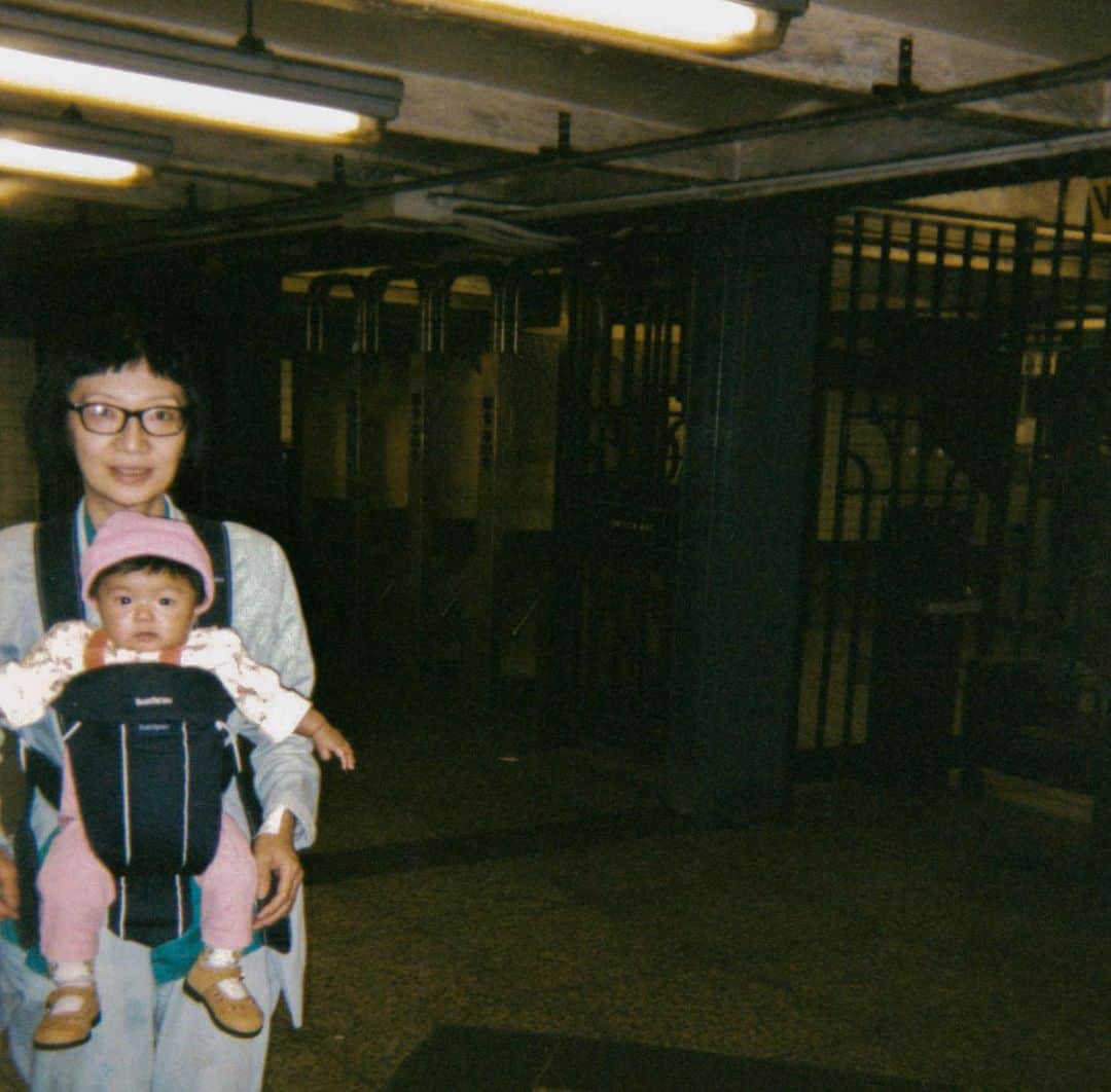 白石阿島さんのインスタグラム写真 - (白石阿島Instagram)「母の日🤱　my forever hero 🦸‍♀️   Swipe to see a photo of the street I grew up on from when my parents first immigrated to NY in the 80s!」5月10日 13時35分 - ashimashiraishi