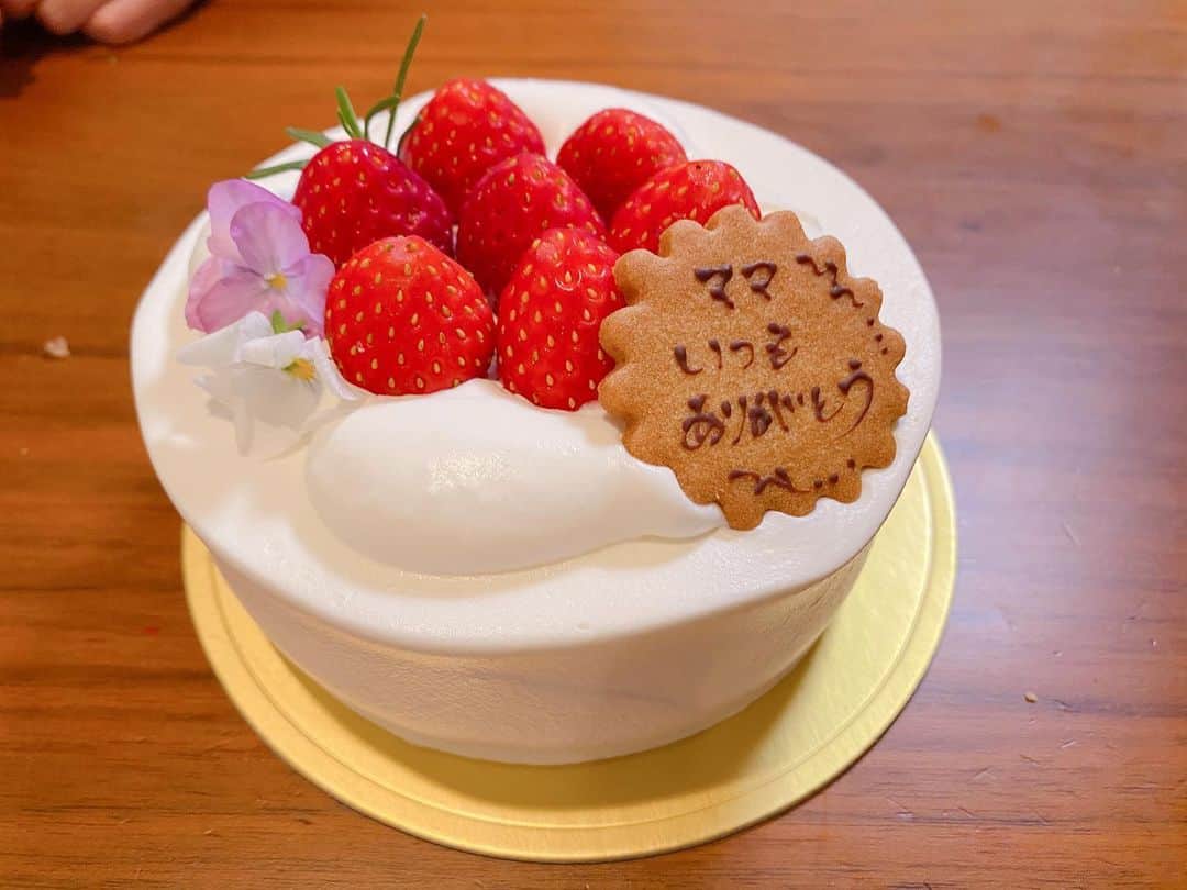 江原千鶴（エハラチヅル）さんのインスタグラム写真 - (江原千鶴（エハラチヅル）Instagram)「母の日に三姉妹がカレーライスを作ってくれました❤️  いつまでもママと仲良くしてね❤️  子供達の成長も嬉しいけど、こっそりケーキを用意してくれてたパパの成長ぶりにも感動ですw  #母の日 #エハラ家」5月10日 14時19分 - eharachizuru