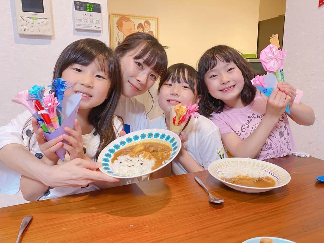 江原千鶴（エハラチヅル）のインスタグラム：「母の日に三姉妹がカレーライスを作ってくれました❤️  いつまでもママと仲良くしてね❤️  子供達の成長も嬉しいけど、こっそりケーキを用意してくれてたパパの成長ぶりにも感動ですw  #母の日 #エハラ家」