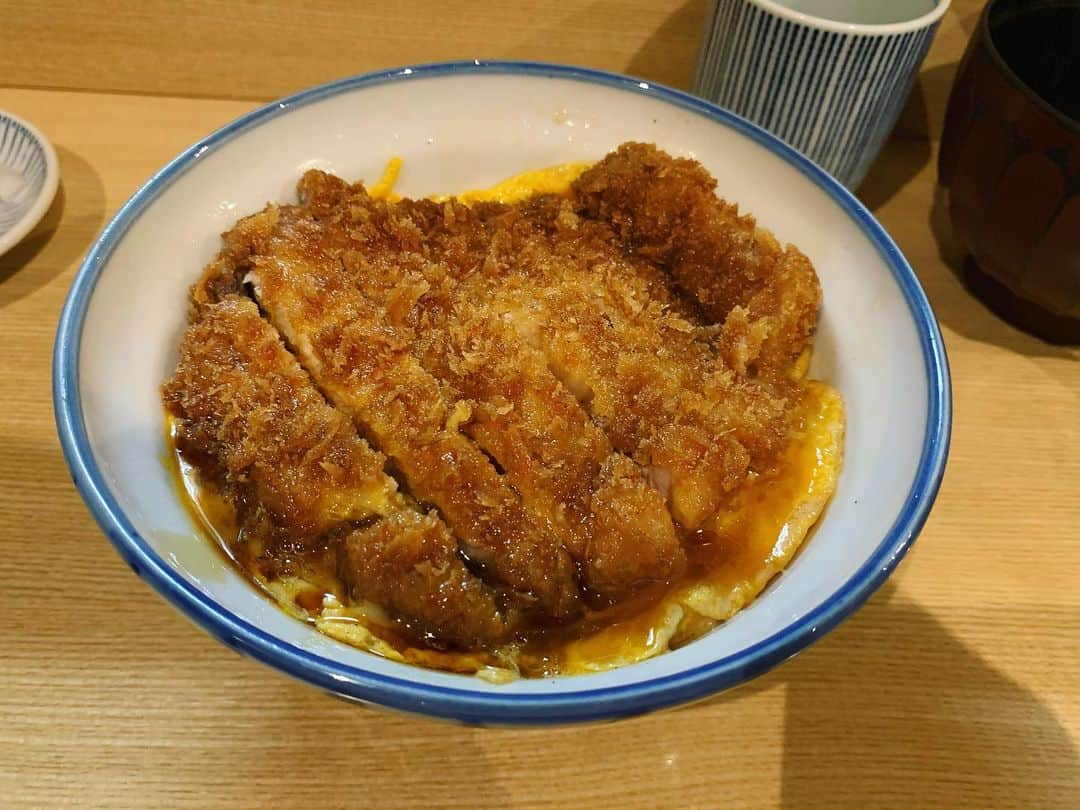 後藤楽々さんのインスタグラム写真 - (後藤楽々Instagram)「前回の投稿の答えは、、、  カツ丼 でした。  いやー、美味しかった。 唸ってました、うーーーって 薄いサクッとした衣に ジューシーなお肉 口に入れた瞬間頭の中でクラッシックが流れてました(伝われ) また染み込んだ甘めのタレに とろとろの卵 と 白米。  いや、美味しくないわけがないんだけども 期待を上回ってくるおいしさ。  重そう、、と思う方もいるかと思うんですが、お肉が脂身少なめなので全く飽きずに食べられました。 ペロリですよ、ぺろり  はー、幸せな時間でした ありがとうカツ丼。 ありがとう食。  食のことになると長文になってしまう。くー。  #瑞兆 #カツ丼 #渋谷グルメ」5月10日 15時20分 - hahahalalala0723