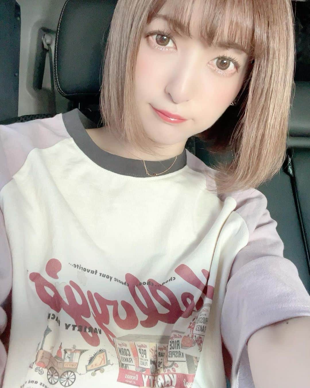 のインスタグラム：「さとちゃんとお揃いのケロッグTシャツなのですよ。 お迎えに来てくれたさとちゃんが着てたので、ペアルックにするためわたしも着替えました。笑」