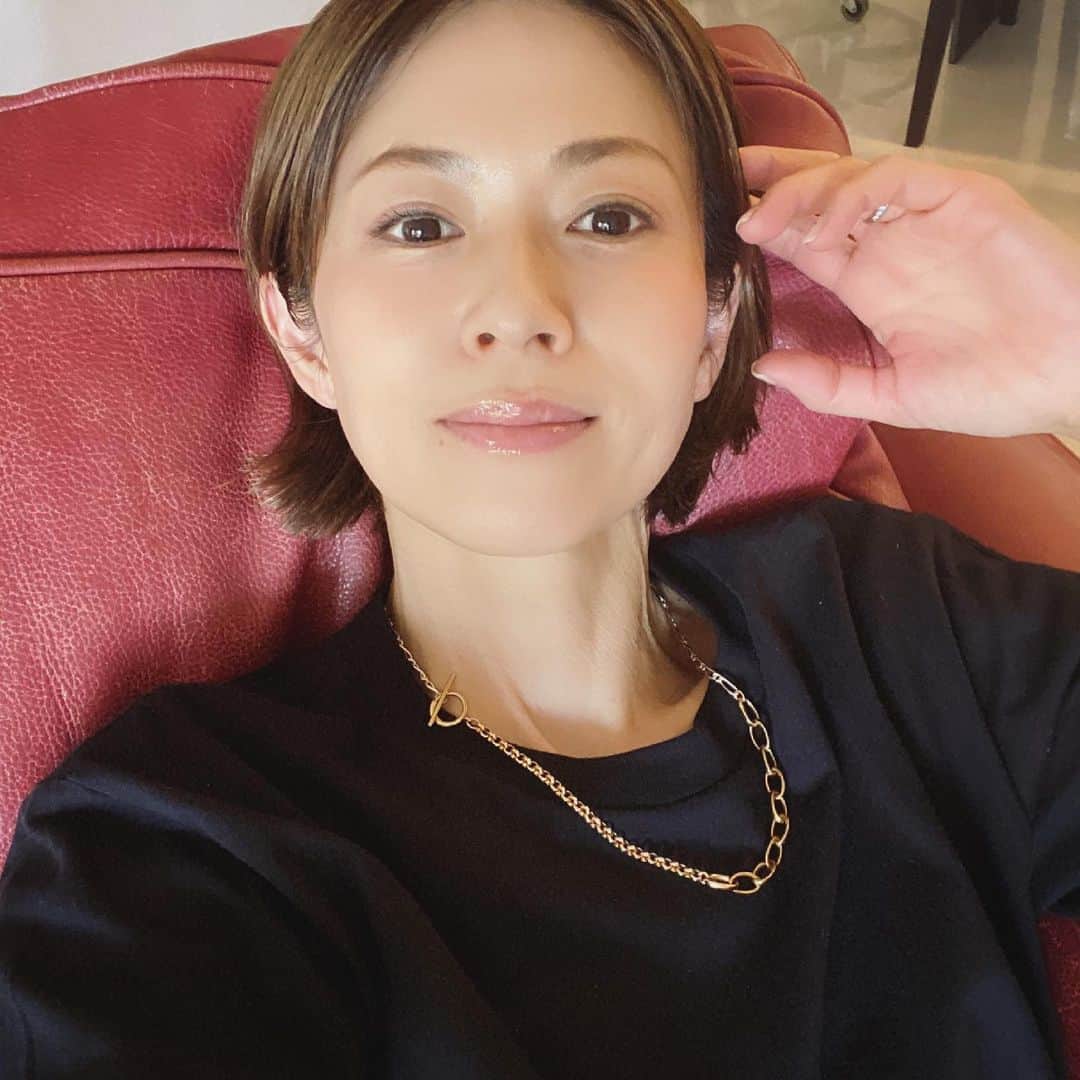 畑野ひろ子のインスタグラム：「Tシャツ日和太陽☀️ @story_love40 10月号？？撮影でお買い取りしたチェーンネックレスは大活躍。 誌面みたいに、重ね付けも真似しよう😆  昨日、次女が折り紙で作ってくれた花束🌹 丸め方がちょっぴり雑な所も、次女らしくって最高😁❤️ 長女と次女からのカードも宝物入り🥰」