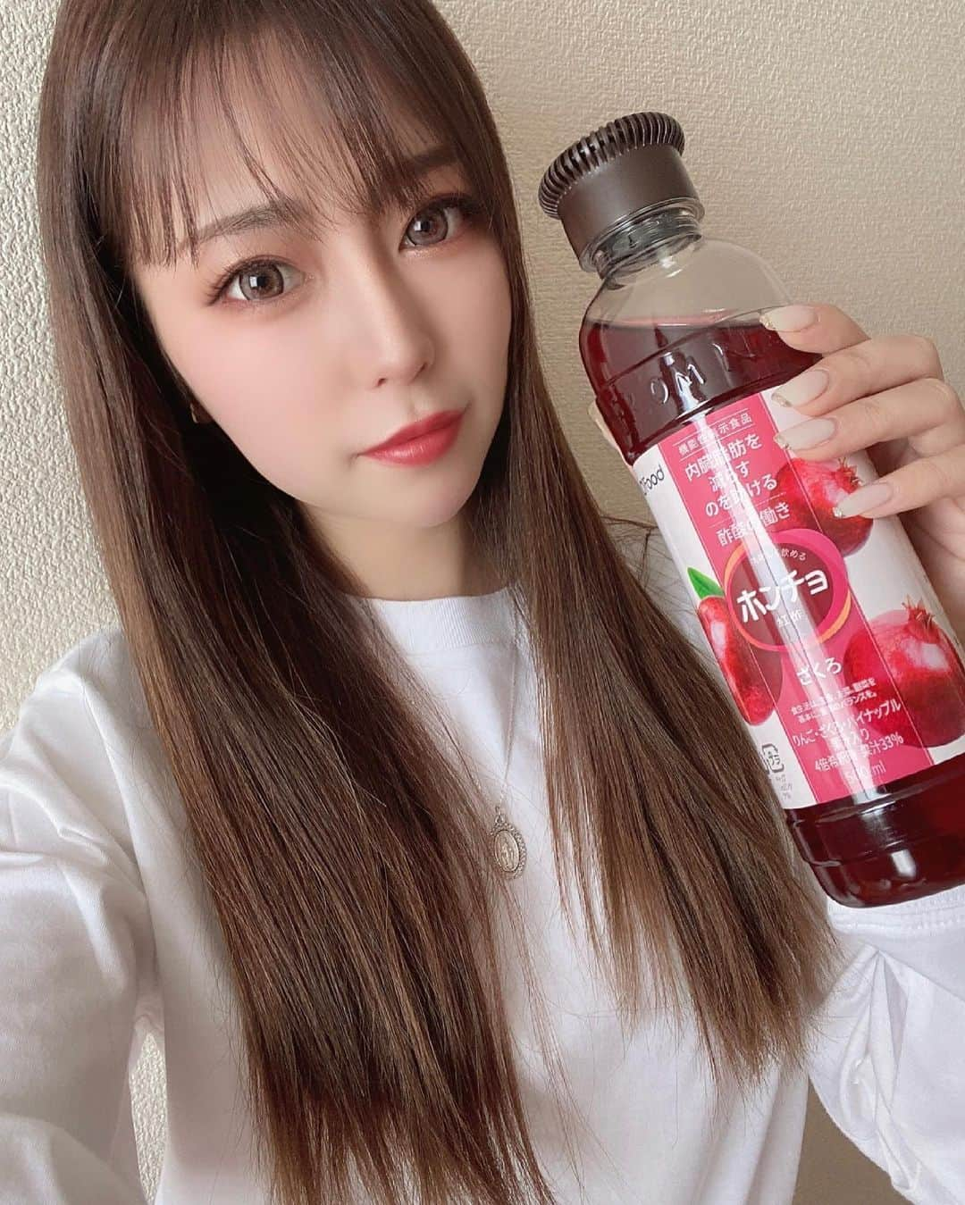 福井柑奈さんのインスタグラム写真 - (福井柑奈Instagram)「GWからホンチョ生活してる〜う✨  ビネガードリンクなんだけど 美容に効果的👶🏻🌈 あと、ダイエットにも❤️‍🔥❤️‍🔥 朝と、ジム後によく飲んでる🥕  水や炭酸で割って飲んだり、 フルーツをたくさん入れてみたり、、 割り方色々で飽きないよーー🤤🍓 味も4種類あります！  美味しく飲んで 内臓脂肪減らしてもらっちゃお❤️‍🔥💪🏼  #ホンチョ #ホンチョ習慣 #オーフード #ofood #美容ドリンク #機能性表示食品 #フルーツビネガー #ビネガードリンク #cchan_girls #lemonsquare🍋#lemonsquare🍋様より提供していただきました☺️ #ダイエット #内臓脂肪 #酢酸 #1ヶ月お試し #ビネガー #vinegar #美容好きな人と繋がりたい #美肌 #instagood #love #igers #❤️」5月10日 15時43分 - kanna_fukui