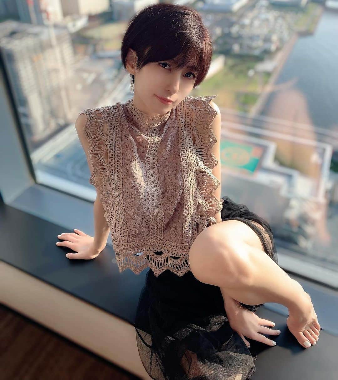 乃亜のインスタグラム：「❤︎ ・ ・ ・ #portrait #shotting #Japanesegir #followme  #selfie #自撮り #インスタグラビア #グラビア #着衣グラビア  #セクシーショット  #被写体 #ショートヘア #脚フェチ #足指 #生足 #AV女優 #セクシー女優 #痴女優 #痴女 #乃亜」
