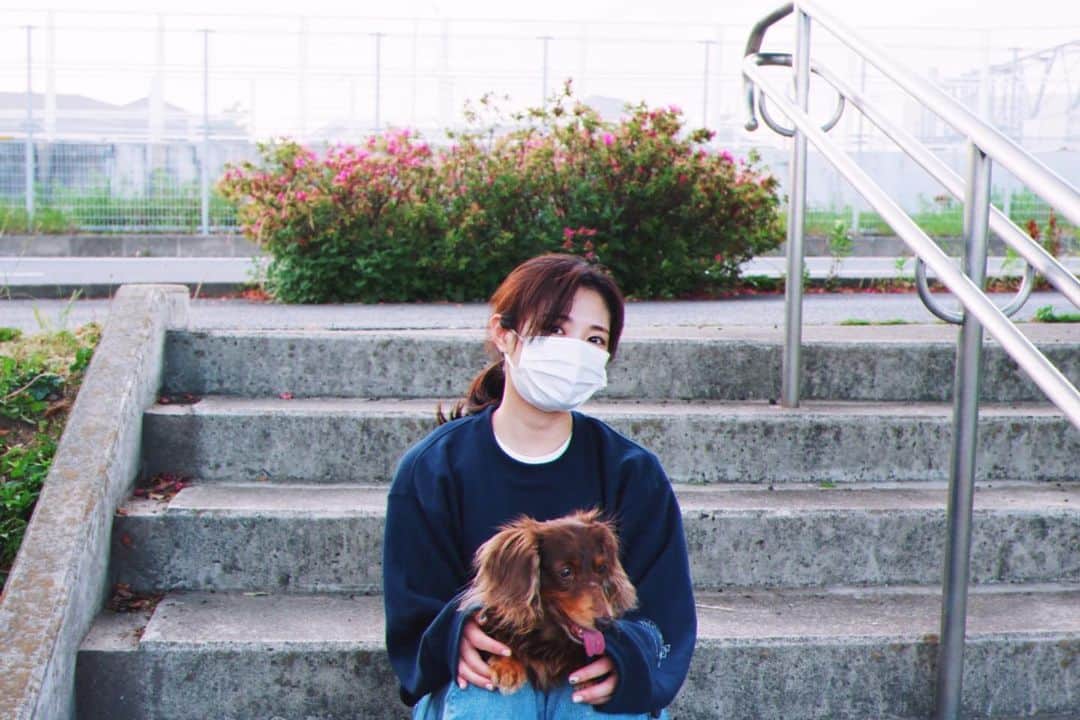 武田梨奈のインスタグラム：「🎏 髪ボサな私たち。 母が撮ってくれました📷 Are we similar?  #🐶❤️ #シニア犬 #ラブちゃん」