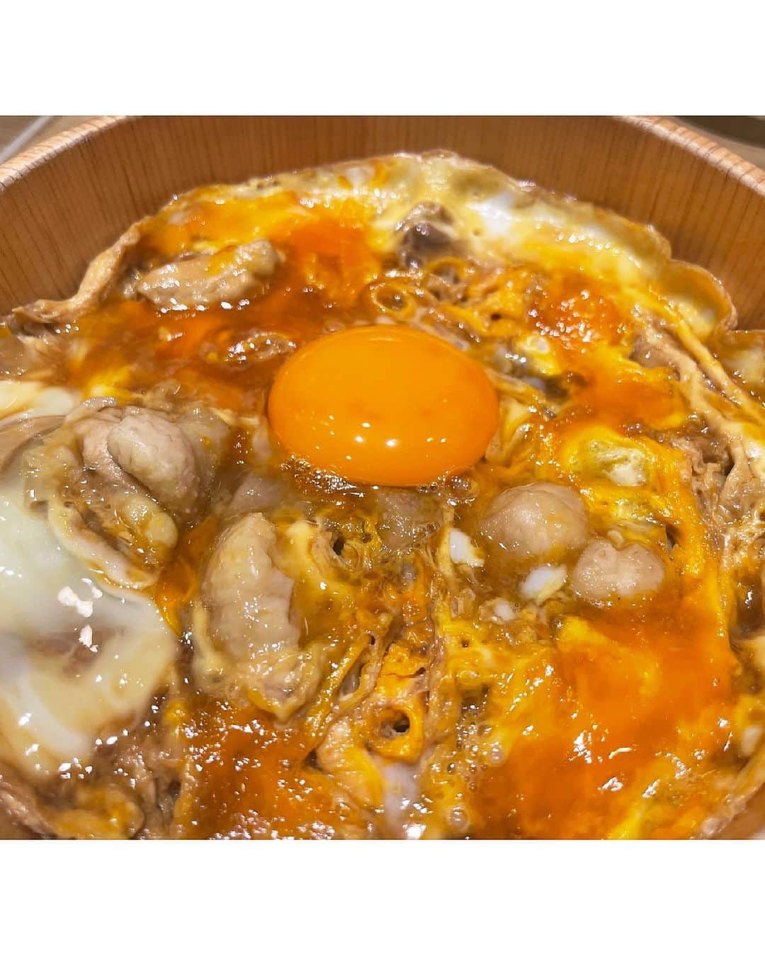 なかねかなさんのインスタグラム写真 - (なかねかなInstagram)「🍴【鳥開】 愛知名古屋  今回はお仕事でお邪魔した名古屋から！！ コロナということもあり大いに遊び回ることはできなかったんだけど 食べたかったものたちは抑えました🥴  最初の #1口グルメ は名古屋名物名古屋コーチンを使用した親子丼。 全国丼グランプリ、3年連続金賞受賞したとんでもない実力をもった親子丼ですが もう大納得。 親子丼の上にさらに名古屋コーチンの生卵も添えて てりてりのキラキラのコーチン玉手箱丼でした。 そして見た目に負けず劣らずの、というか見た目通りの超激ウマ濃厚とろとろ親子丼でした。 これより小さめの丼も手羽先のセットとかもあるので名古屋飯色々試したい人はぜひ🥺🧡」5月10日 16時41分 - nknknk1206