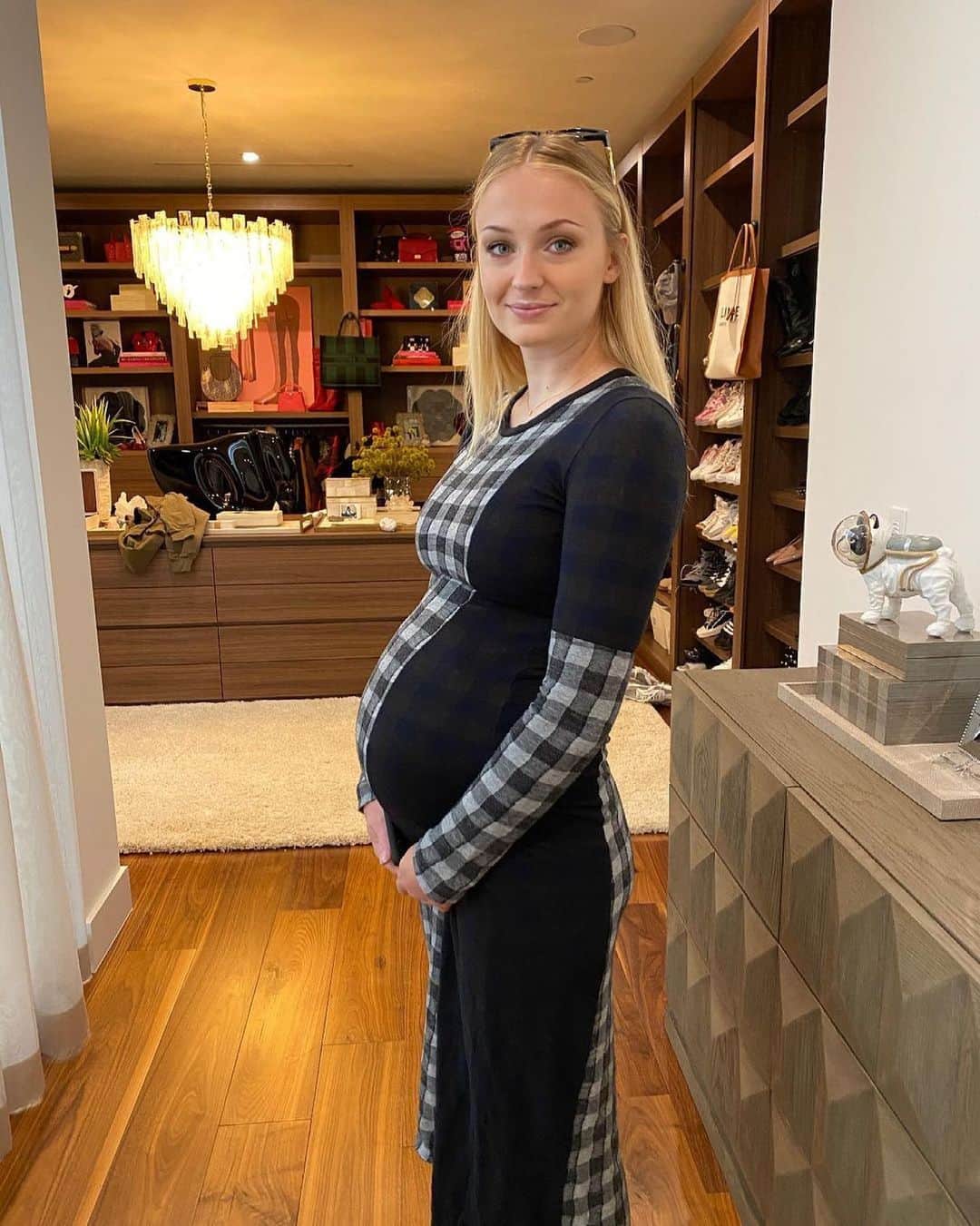 ソフィー・ターナーのインスタグラム：「Joe Jonas posted on Mother’s Day for @sophiet ☺️ EDIT: Ya’ll, Sophie already gave birth to her daughter a while ago. 😂 this is just an old photo! ❤️❤️」