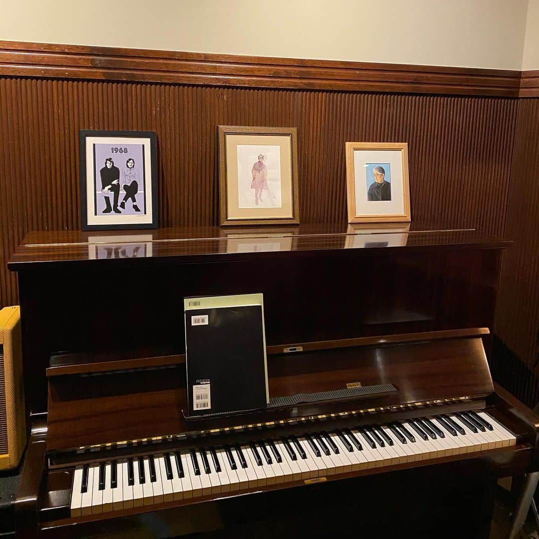 松本隆さんのインスタグラム写真 - (松本隆Instagram)「左からMaki Ayumi、眼福ユウコ、水野貴裕。 ファン・アートというのだそうだ。それぞれぼくの色を掴んでいて素晴らしい絵なので、paradisoの壁に飾ろう。とりあえずピアノの上に立ててみた。」5月11日 3時20分 - takashi_matsumoto_official