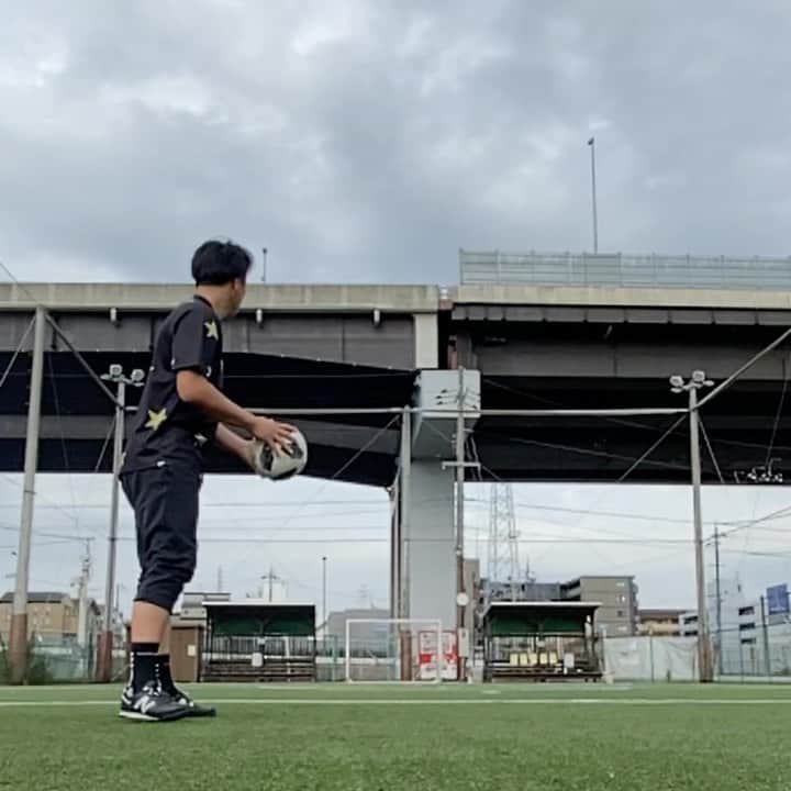 加藤順大のインスタグラム：「低弾道パントキックのリクエスト多いので、スロー再生投稿します！！ 見たいプレイあったらコメントしといて〜！！ #サッカー #ゴールキーパー #パントキック #低弾道パントキック #キック」