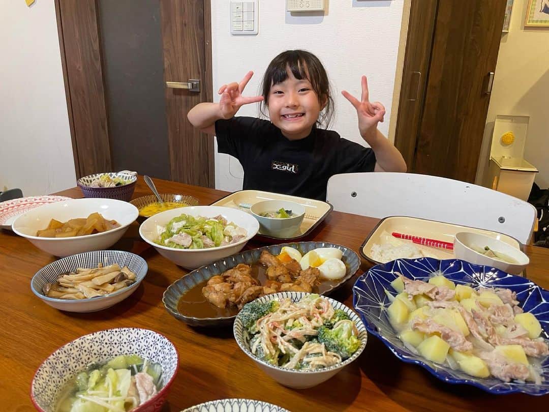 エハラマサヒロさんのインスタグラム写真 - (エハラマサヒロInstagram)「今日は風羽ちゃんが夜ご飯作ってくれた😁  #メニューのことレシピて書いててカッコいい #品数多すぎてカッコいい #ヘルシーな和食メニューカッコいい #子どもも安心な電子レンジレシピカッコいい」5月10日 18時41分 - eharamasahiro