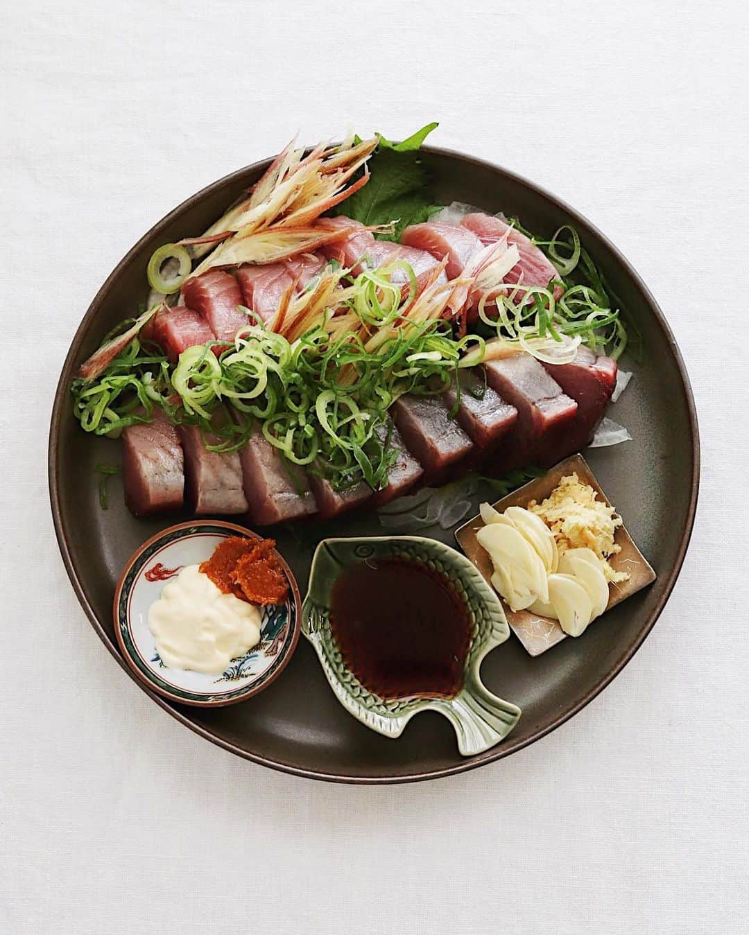 樋口正樹のインスタグラム：「🐟  . 今夜はカツオのお刺身と、 刻んだ薬味野菜いろいろ、 ポン酢とラブパク＋マヨ、 コレが美味いんですのよ。 例えるならエスニックな サラダ感覚な感じかなー。 酒にもご飯にも合います😋 . ラブパクは万能調味料。 マヨネーズとも仲良し✌️ 👉@lovepakcheesauce . . #鰹の刺身 #カツオの刺身 #初鰹 #初カツオ #ラブパク #ラブパク食堂 #エスニック #万能調味料 #新定番 #相性抜群 #おうち時間 #お刺身 #サラダ感覚 #lovepaku #lovepakcheesauce」