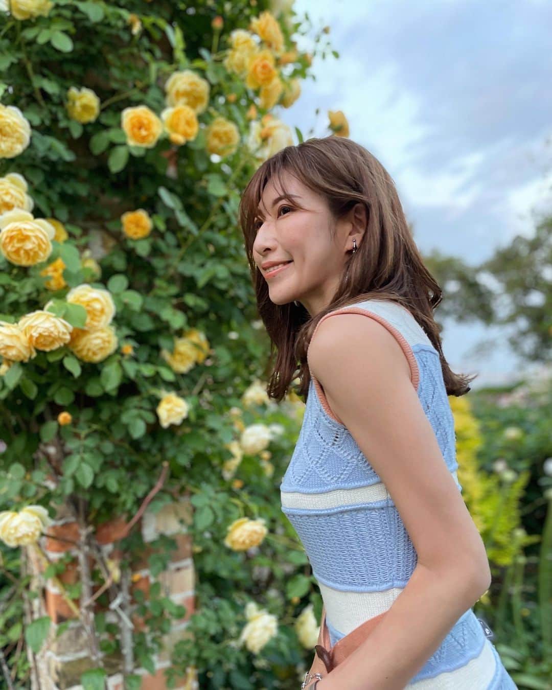 l.lily1013のインスタグラム：「𝙴𝙽𝚅𝙸𝚁𝙾𝙽.  エンビロン気になってたけど、試したことなくて。。。  @angeluxskincare が渋谷の駅前にできたから、毛穴ケア→角質ケア→ビタミン導入のお試しコースをしてきたよ✨  行く前に美容品の写真撮ってたんだけど、めっちゃくすみを感じてて😂  終わったあとに顔のトーンが上がってびっくり！！ めっちゃ白くなった😳✨✨2.3枚目、加工無しだよ✨  丸い機械に数秒頭を突っ込んだだけで、今の肌の状態や未来の肌の状態がわかる機械をケア後にやってみたら、  気にしていたシミやクマが重度らしくて💦  このスキンケアセンターで2ヶ月間集中コースをすると、何もしなかったときに比べたら全然違うことも判明✨  焦りを感じたので今週も予約した！！ エンビロンのスキンケア用品が気軽に買えるカウンターもあったよ✨  肌につけるものって買って合わなかったら嫌だし、 まずはホットペッパーで開店記念のお試しコースのクーポンが出てたので、 ぜひ見てみて！！  #肌ケア#美肌になりたい #美容好きな人と繋がりたい #きれいめコーデ #きれいめカジュアル #タビジョ #スキンケアマニア #スキンケア #30代女子 #美容女子 #バラ園  #スキンケア用品#スキンケアセンター渋谷#アンジェラックス#ANGELUX#SKINCARECENTER渋谷#エンビロン#ENVIRON #肌質改善 #2ヶ月集中コース」
