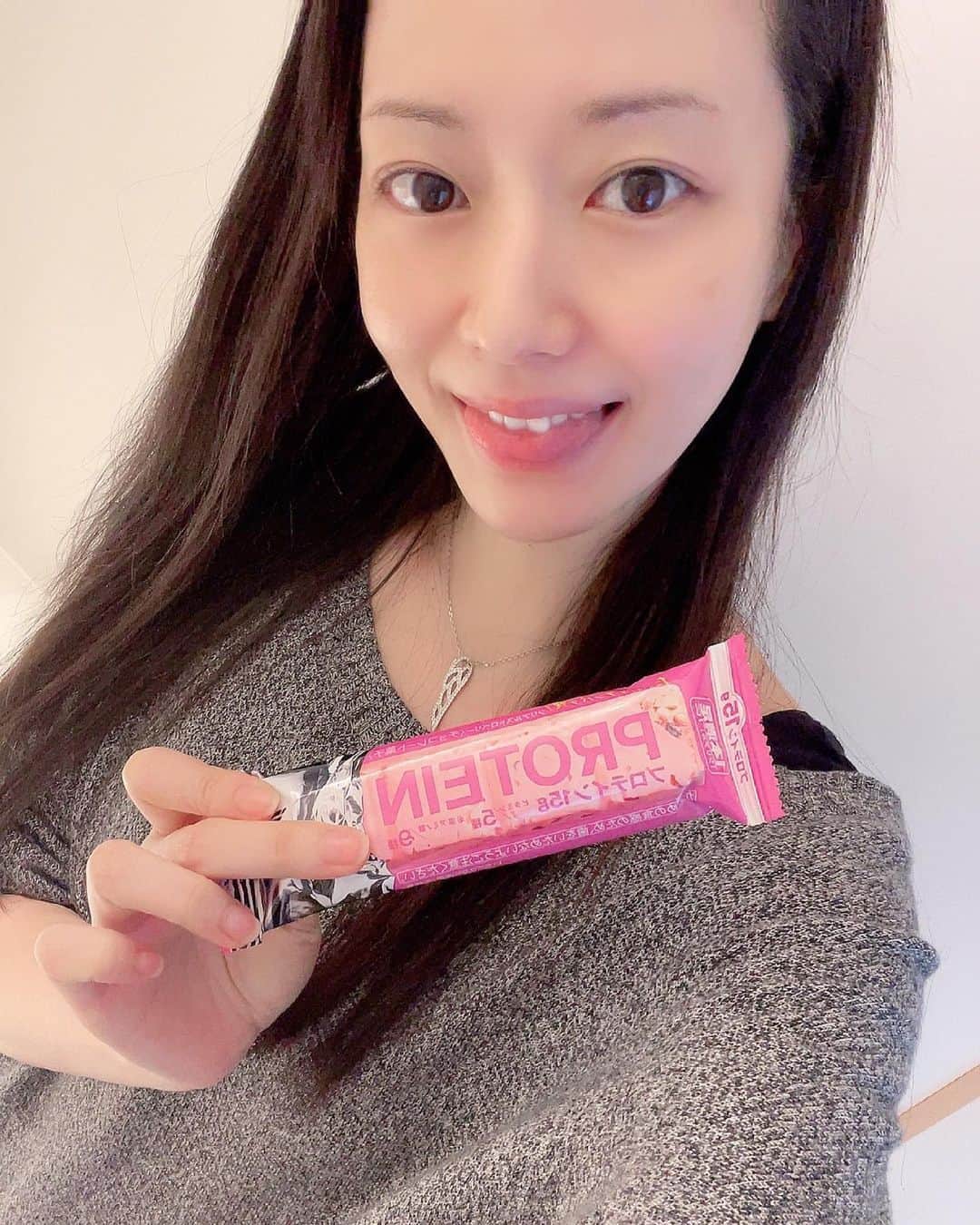 のインスタグラム：「✨✨✨ はい💋  ストロベリーづいてます😍🍓  チョコなんて普段買わないのに  なんか買っちゃった💋  食べたら止まらなくなって秒でなくなりましたはい😎  あー ラーメン食べたい😚🍜❤（笑）   #プロテイン  #プロテイン女子  #プロテインバー  #すっぴん  #ロングヘア    #吉山りさ  #フリーモデル  #フリー  #Japanese #モデル  #温泉女子 #温泉モデル #バスタオルモデル  #タオル  #ストロベリー  #🍓 #いちご #me」