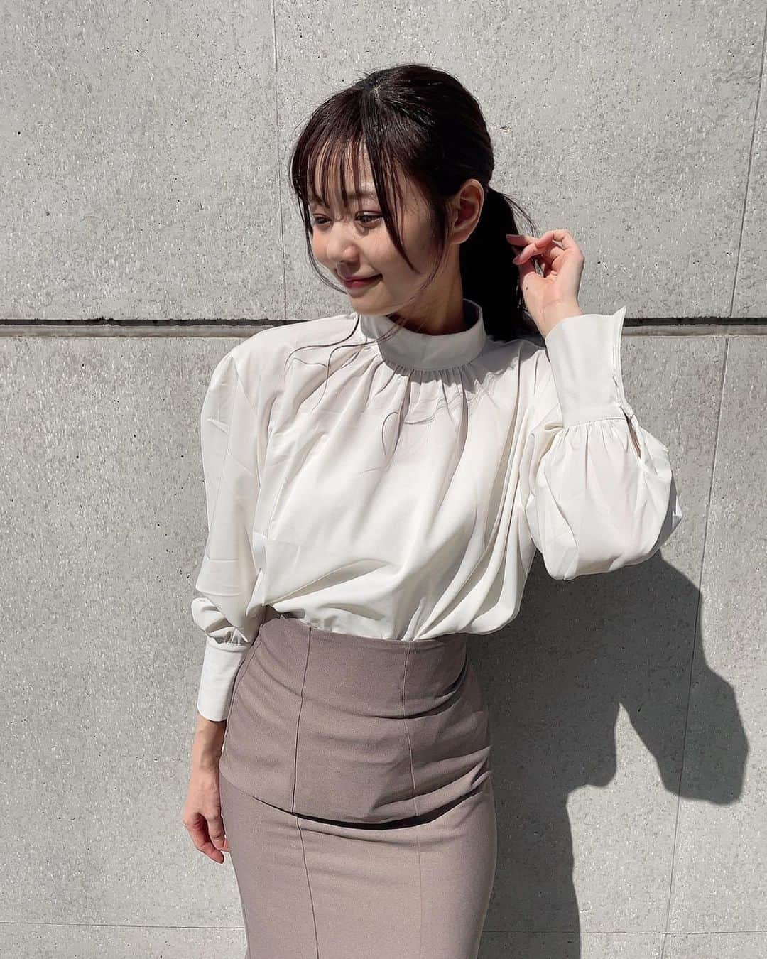 杉浦みずきのインスタグラム：「. 白×ピンクベージュは最カワな組み合わせ🤍 最も可愛いの略です🐼 ・ ・ #私服 #春服 #ブラウス #タイトスカート #マーメイドスカート #ootd #snidel」